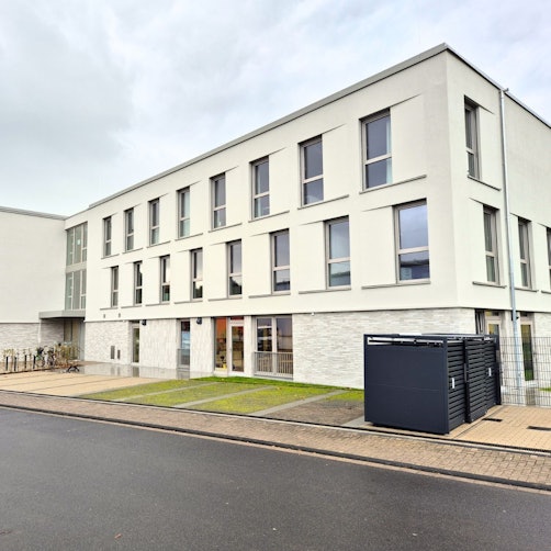 In dem neuen Gebäude in Venauen sind nun zwei Fachbereiche der Rösrather Stadtverwaltung, ein neuer Ratssaal und eine Kita untergebracht.