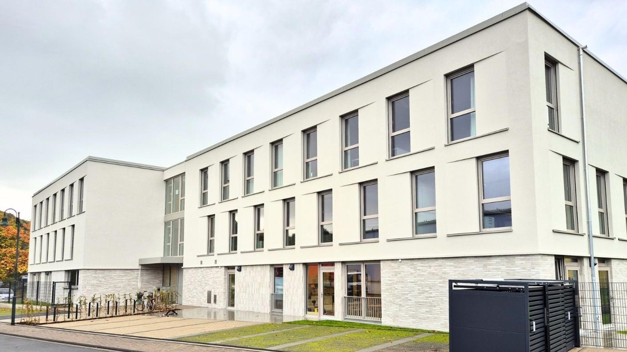 In dem neuen Gebäude in Venauen sind nun zwei Fachbereiche der Rösrather Stadtverwaltung, ein neuer Ratssaal und eine Kita untergebracht.