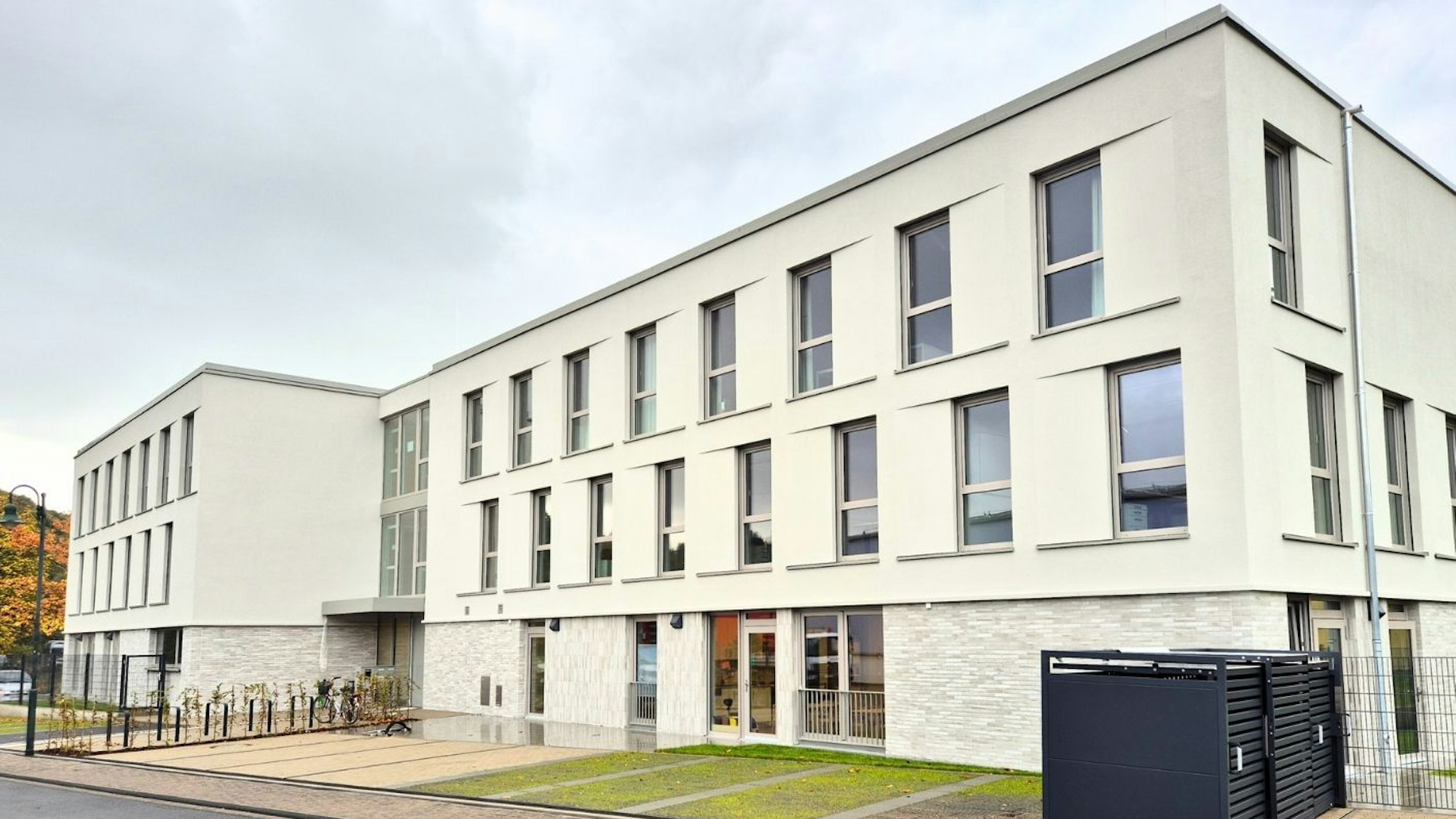 In dem neuen Gebäude in Venauen sind nun zwei Fachbereiche der Rösrather Stadtverwaltung, ein neuer Ratssaal und eine Kita untergebracht.