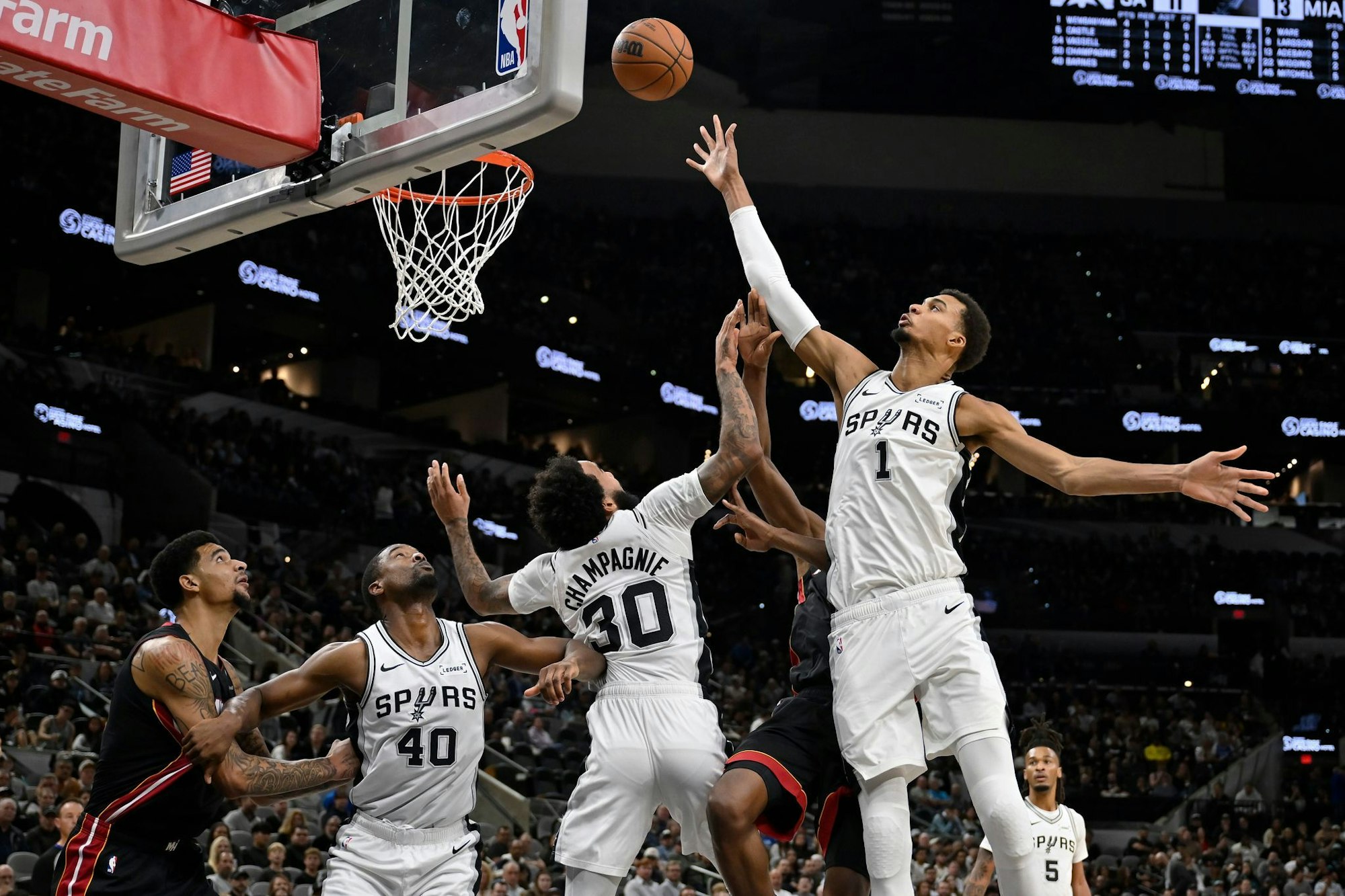 Wembanyama (rechts) und die Spurs sind noch ungeschlagen.