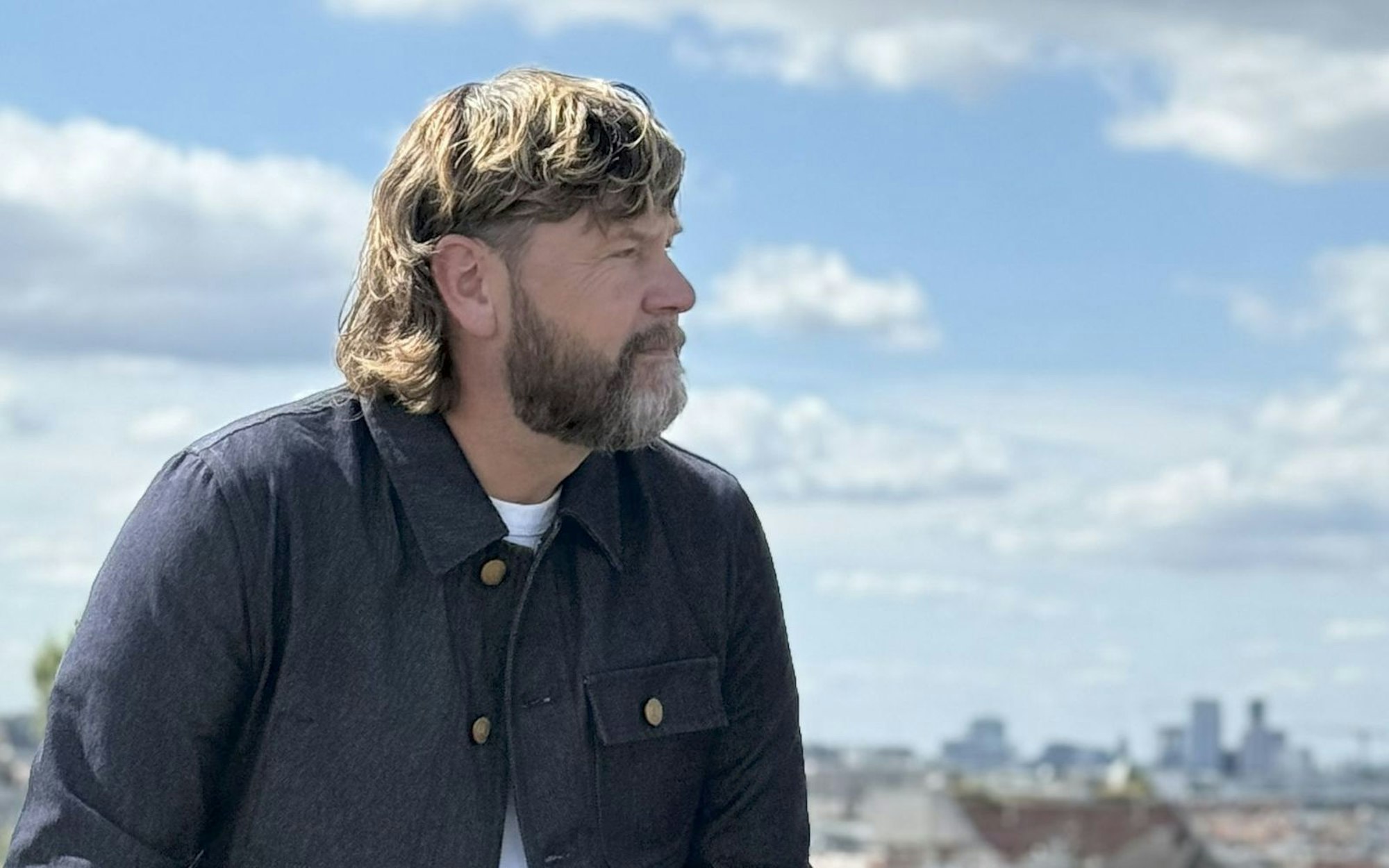 Rea Garvey blickt in die Ferne ... und sieht die Vergangenheit: Auf „Before I Met Supergirl“ erinnert er sich an wichtige Stationen seines Lebens zurück. Parallel zum neuen Album ist auch ein gleichnamiges Buch erschienen. (Bild: Rea Garvey)