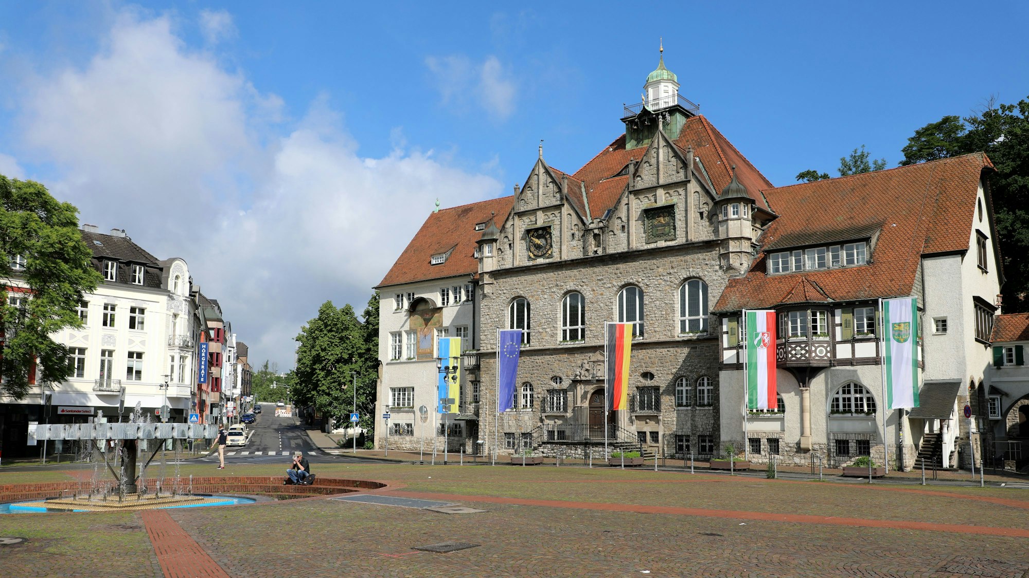 Das Rathaus Stadtmitte steht unter blauem Himmel am Konrad-Adenauer-Platz in der Bergisch Gladbacher Stadtmitte.