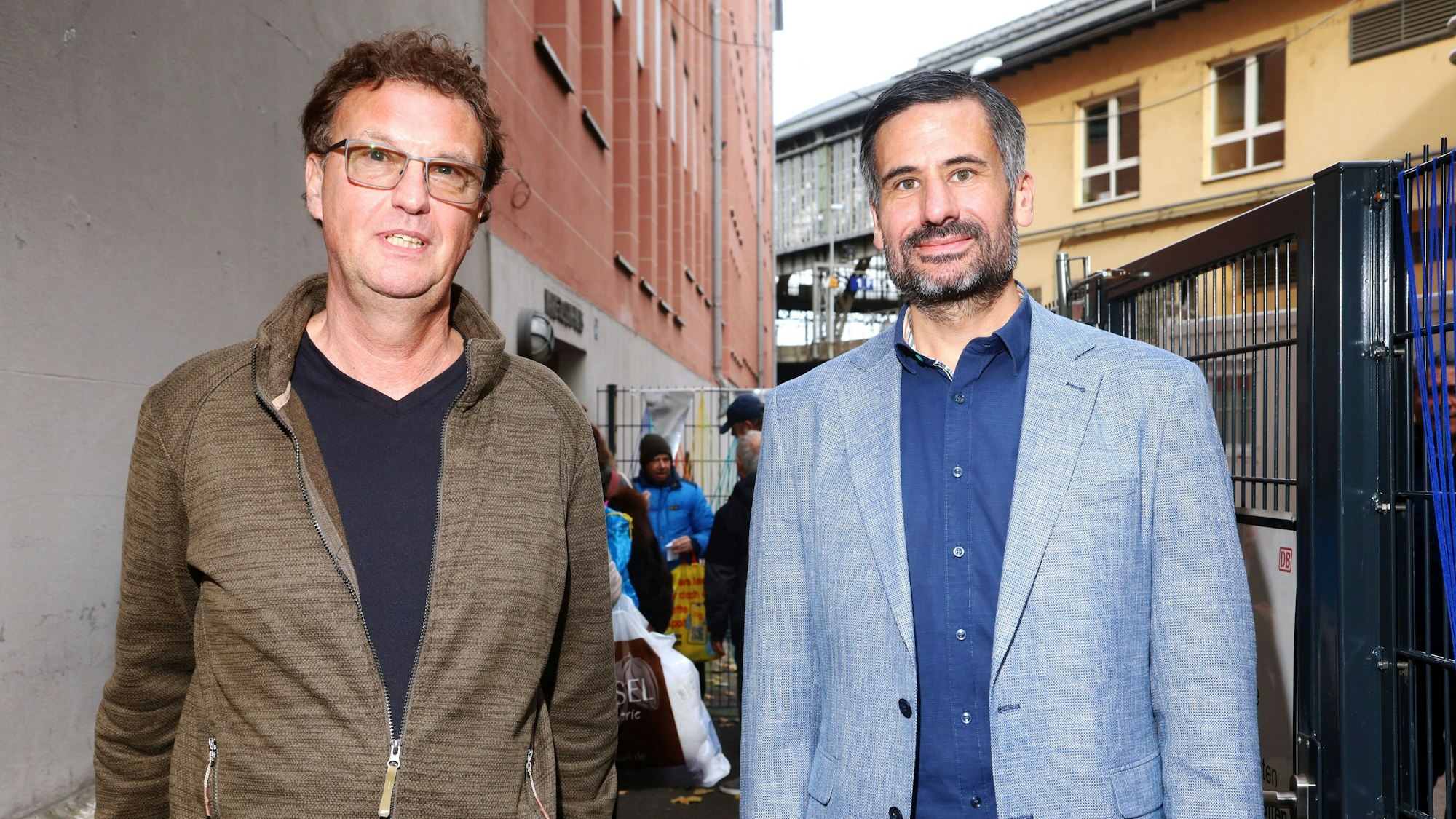 Leiter der Einrichtung Ralf Promper und Jens Röskens, Vorstand des Sozialdienstes Katholischer Männer, (v.l.) vor der Anlaufstelle am Kölner Hauptbahnhof.