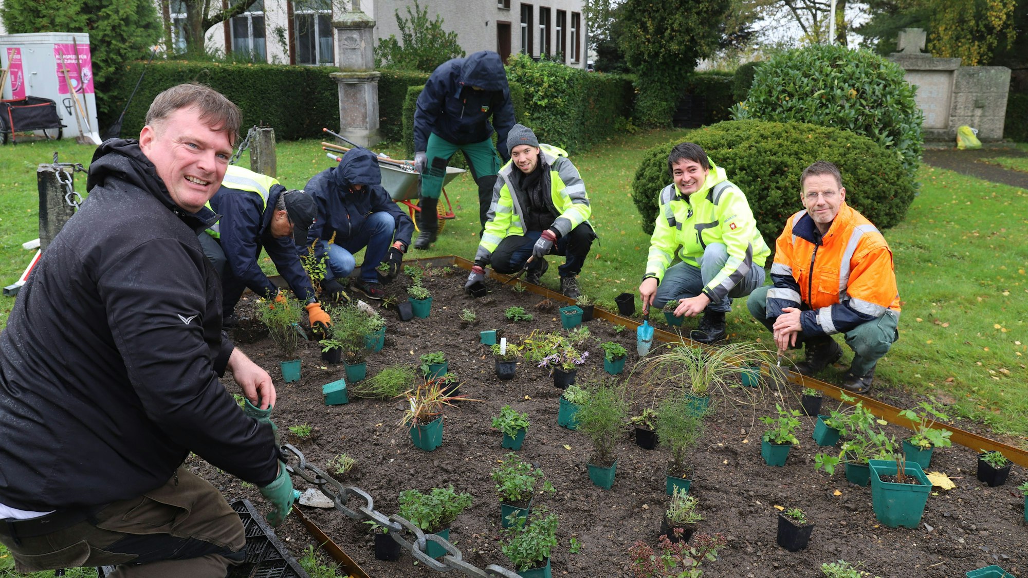Die Stadt Hennef und der Bürgerverein haben am Ehrenmal in Söven ein Staudenbeeet neu angelegt, mit der Mischung Veitshöchsheimer Blütenzauber.