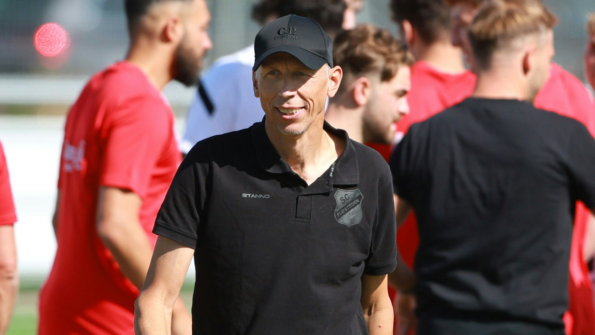 Auf dem Foto ist der Fußballtrainer Matthias Scherz zu sehen.