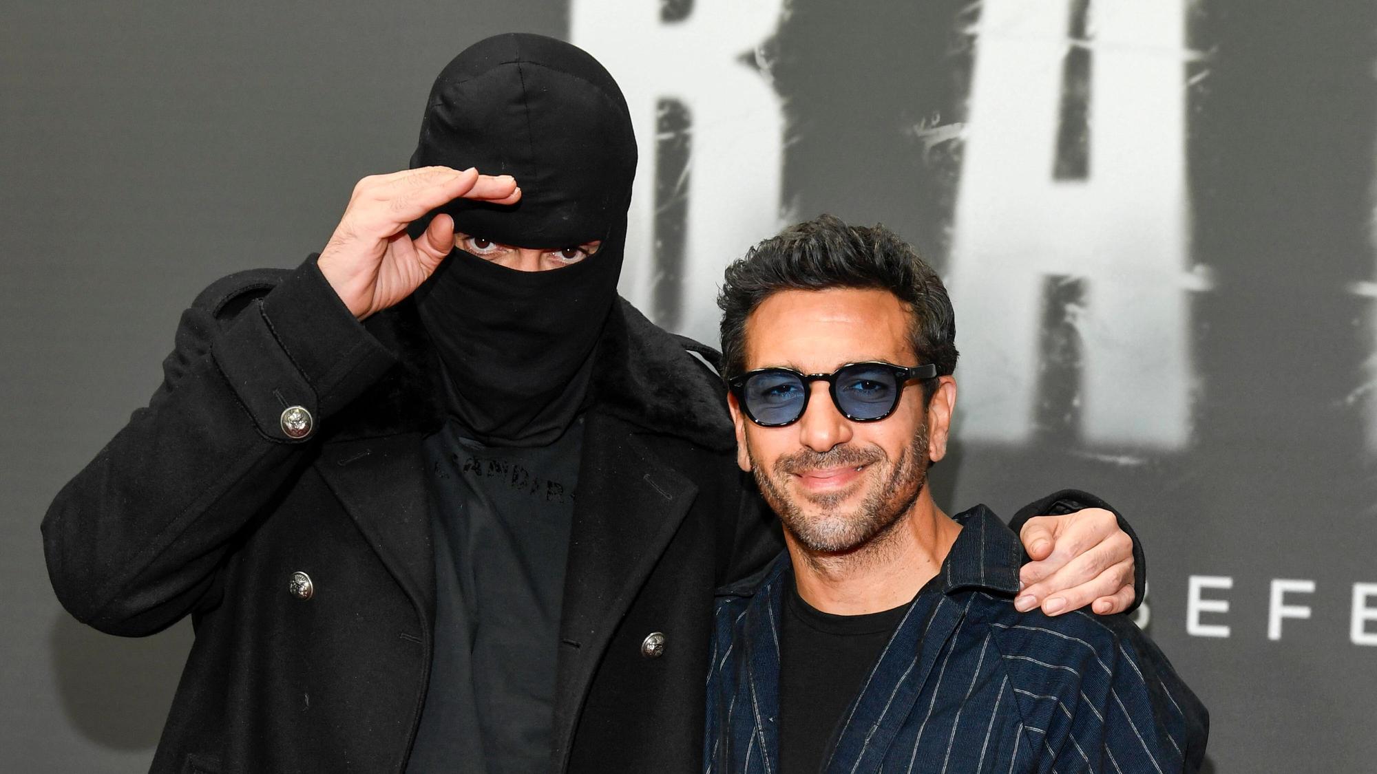 Bei der Premiere erschien Haftbefehl (Aykut Anhan) mit Sturmhaube, neben ihm steht Elyas M'Barek.