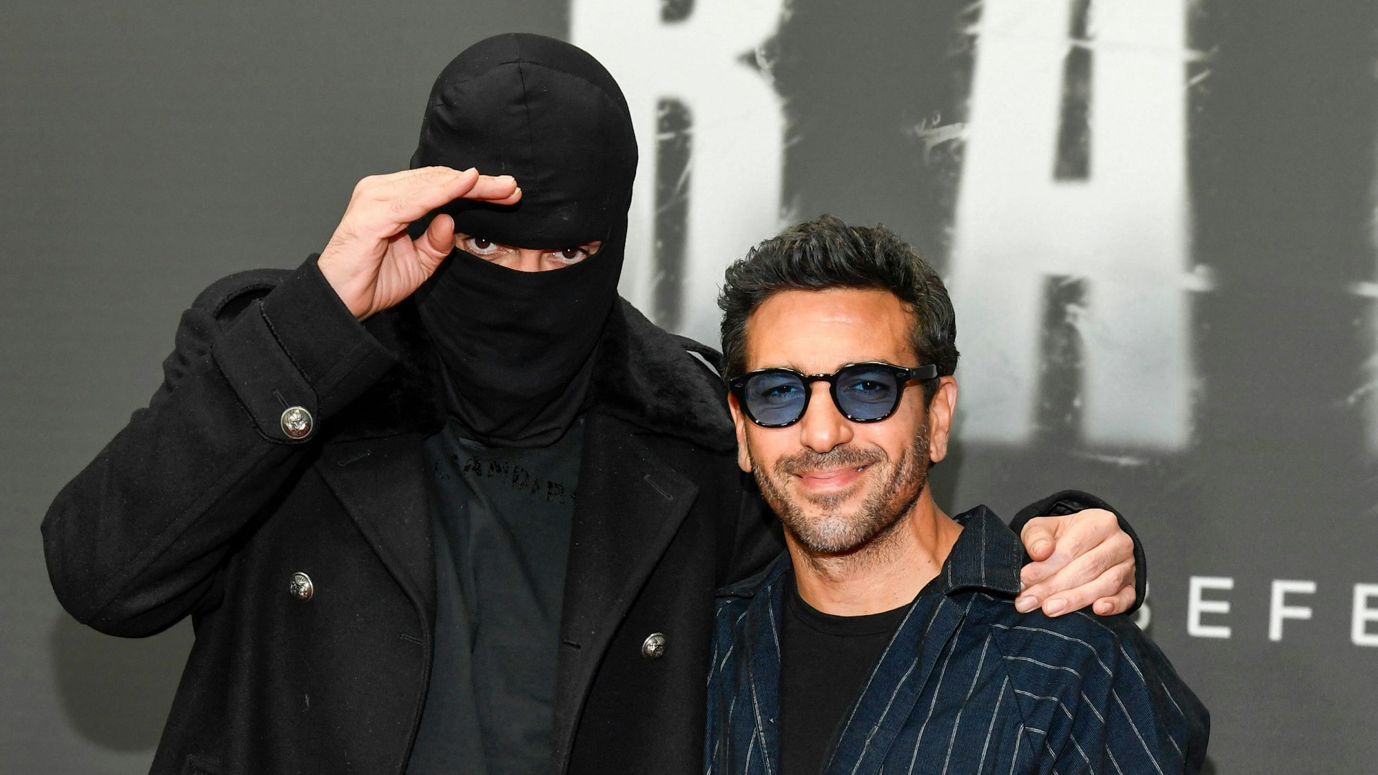 Bei der Premiere erschien Haftbefehl (Aykut Anhan) mit Sturmhaube, neben ihm steht Elyas M'Barek.