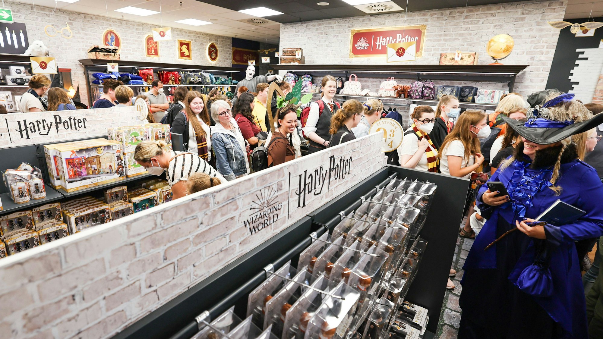 Zahlreiche Besucherinnen und Besucher schauen durch das Angebot bei der Eröffnung des „The Wizard World Shop - by Thalia“.