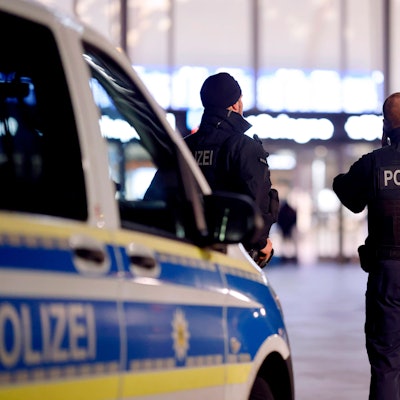 Polizisten stehen vor dem Kölner Hauptbahnhof. Dort haben sich Anhänger von Borussia Dortmund und Schalke 04 eine handgreifliche Auseinandersetzung geliefert. (Archivbild)