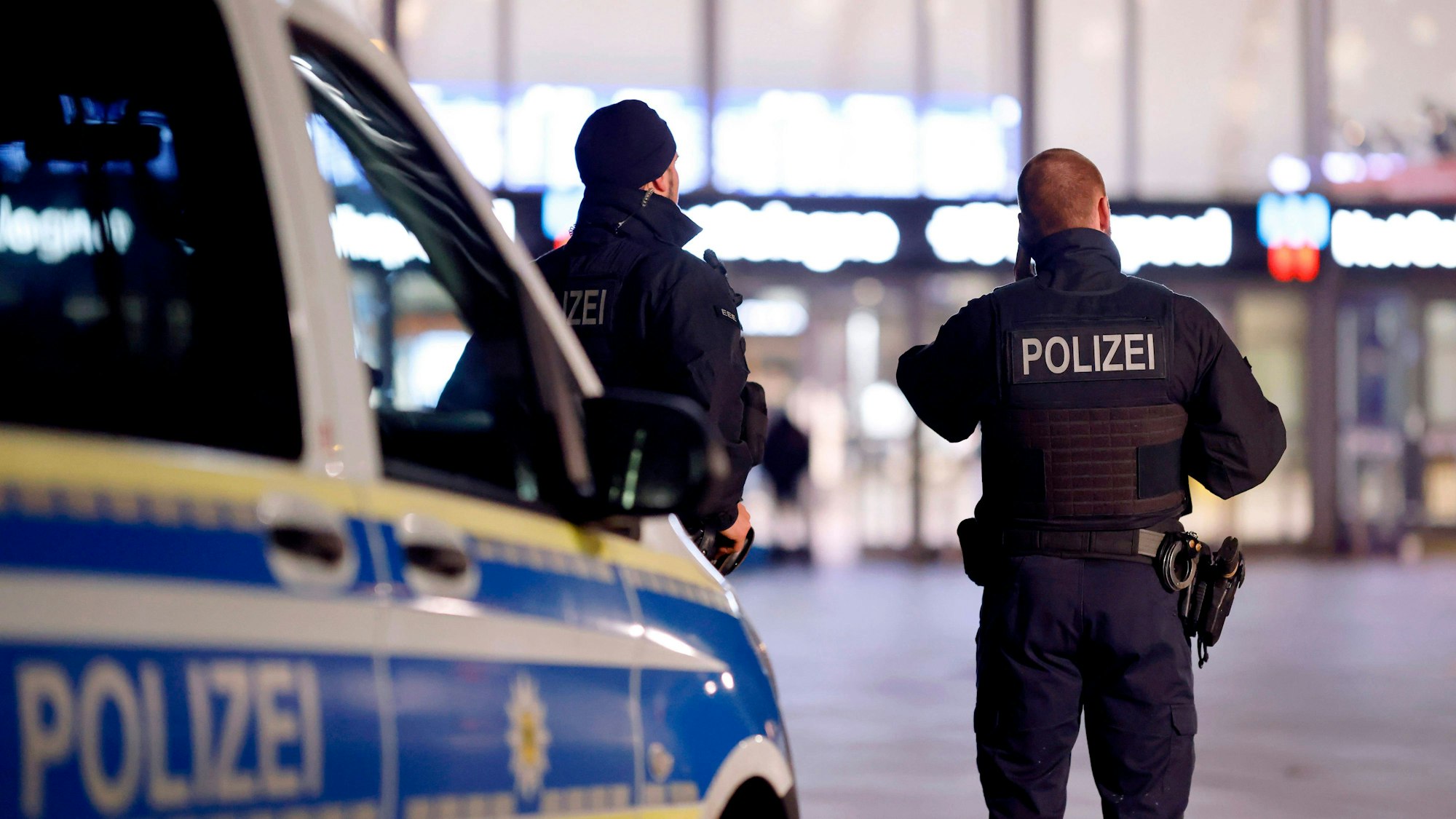 Polizisten stehen vor dem Kölner Hauptbahnhof. Dort haben sich Anhänger von Borussia Dortmund und Schalke 04 eine handgreifliche Auseinandersetzung geliefert. (Archivbild)
