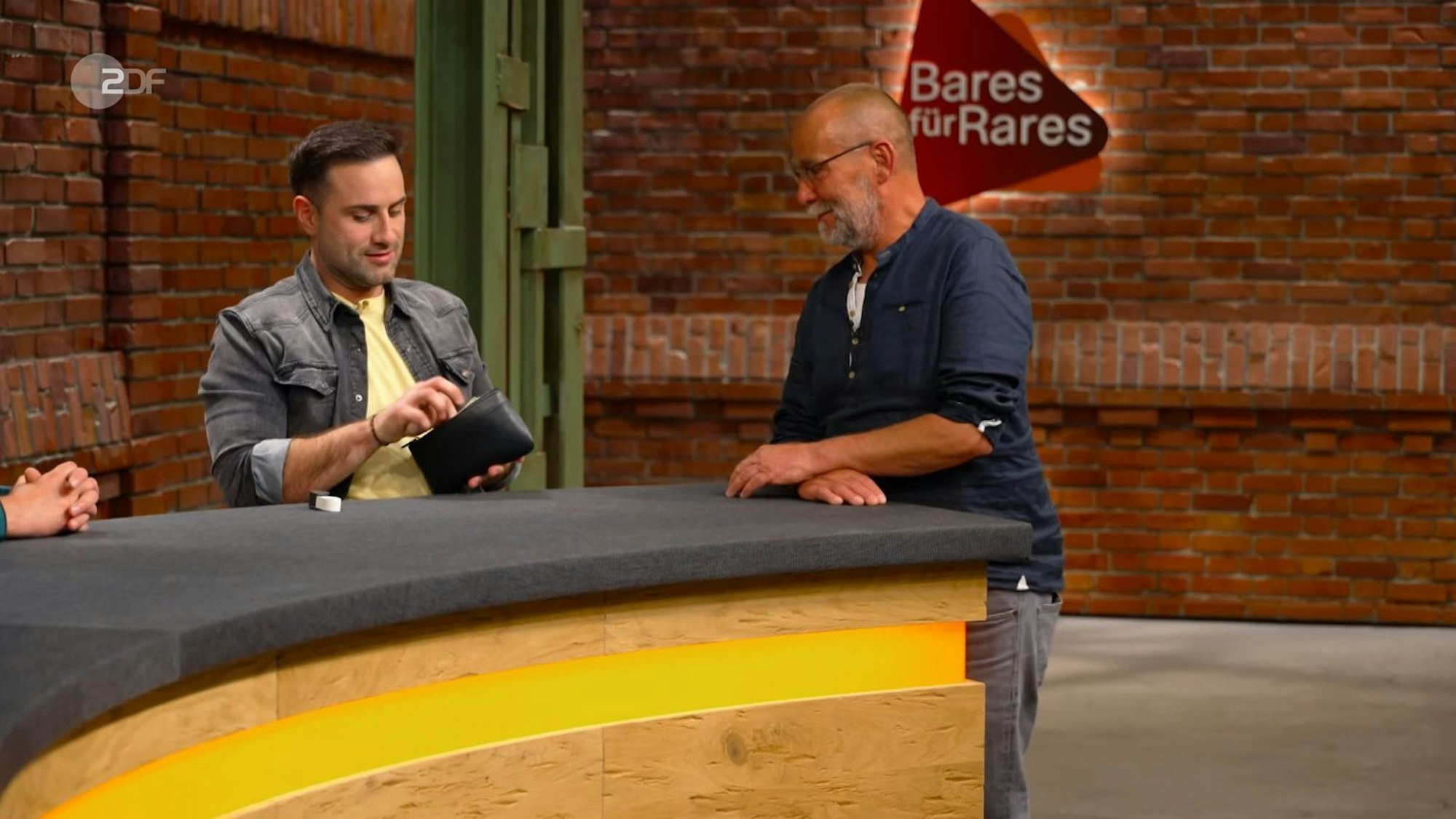 Im Händlerraum begann das Rätselraten von vorne. Trotz des rätselhaften Motuvs waren aber alle Händler angetan. Für 2.300 Euro ging das abstrakte Gemälde am Ende an David Suppes. (Bild: ZDF)