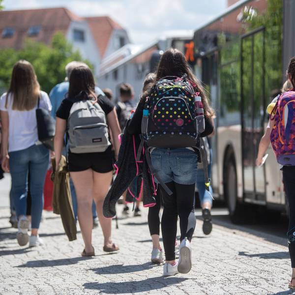 Eltern zahlen für das „Deutschlandticket Schule“ ab Januar 43 Euro im Monat (Symbolbild).