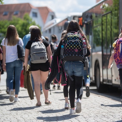 Eltern zahlen für das „Deutschlandticket Schule“ ab Januar 43 Euro im Monat (Symbolbild).