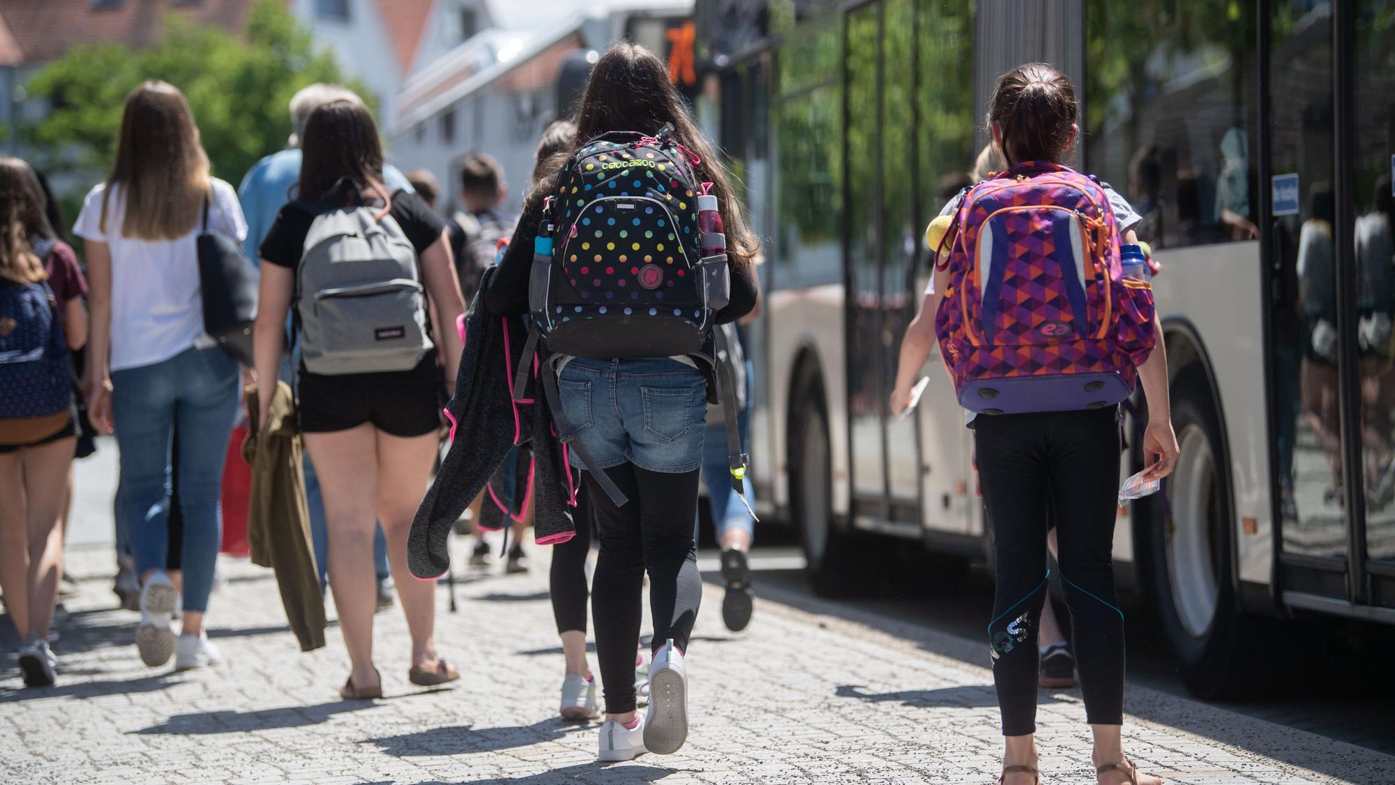 Eltern zahlen für das „Deutschlandticket Schule“ ab Januar 43 Euro im Monat (Symbolbild).