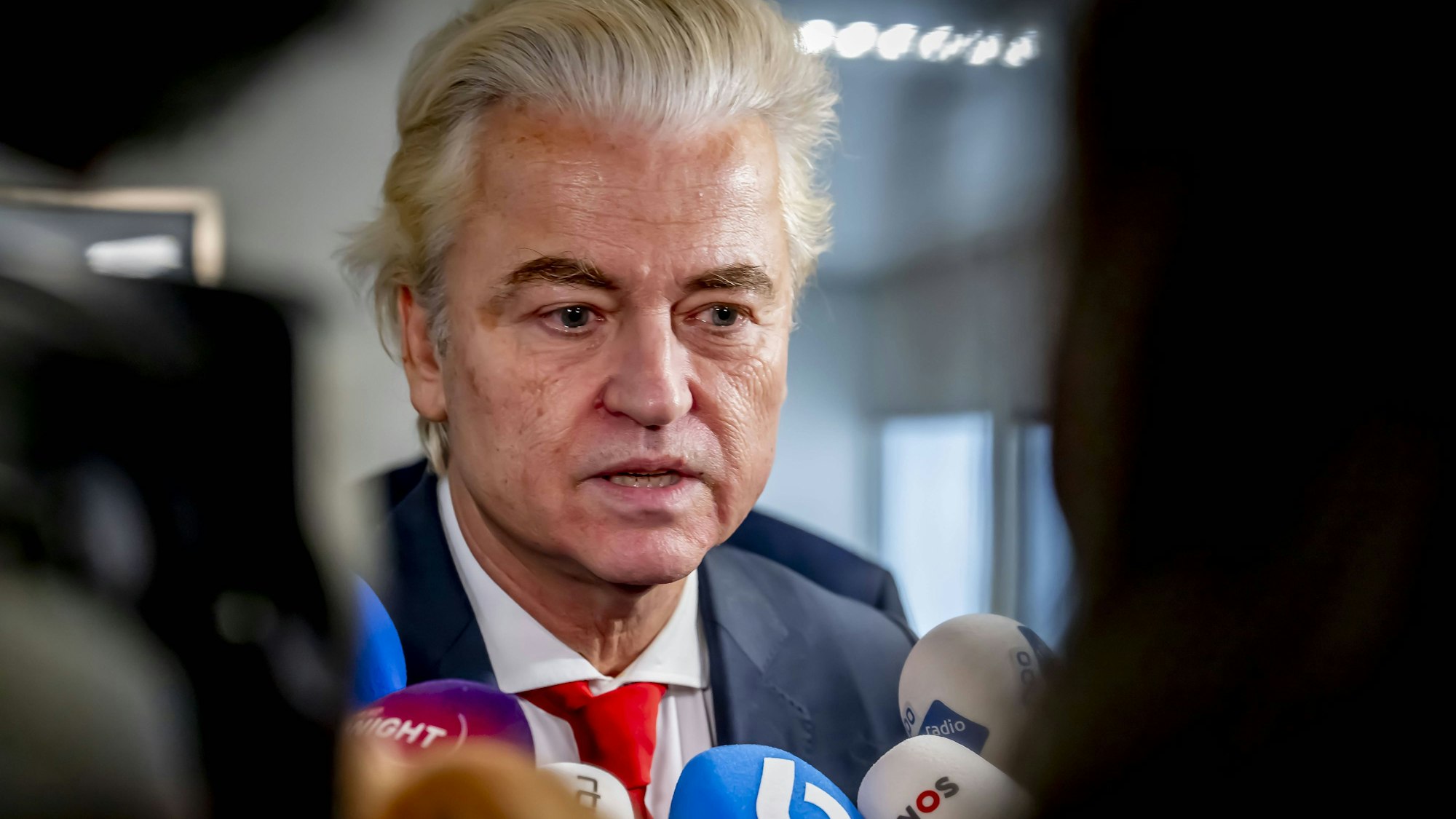 Geert Wilders äußert sich nach der Wahl in den Niederlanden gegenüber Reportern. In sozialen Netzwerken hat der mutmaßliche Wahlverlierer Gerüchte über Unregelmäßigkeiten verbreitet. (Archivbild)