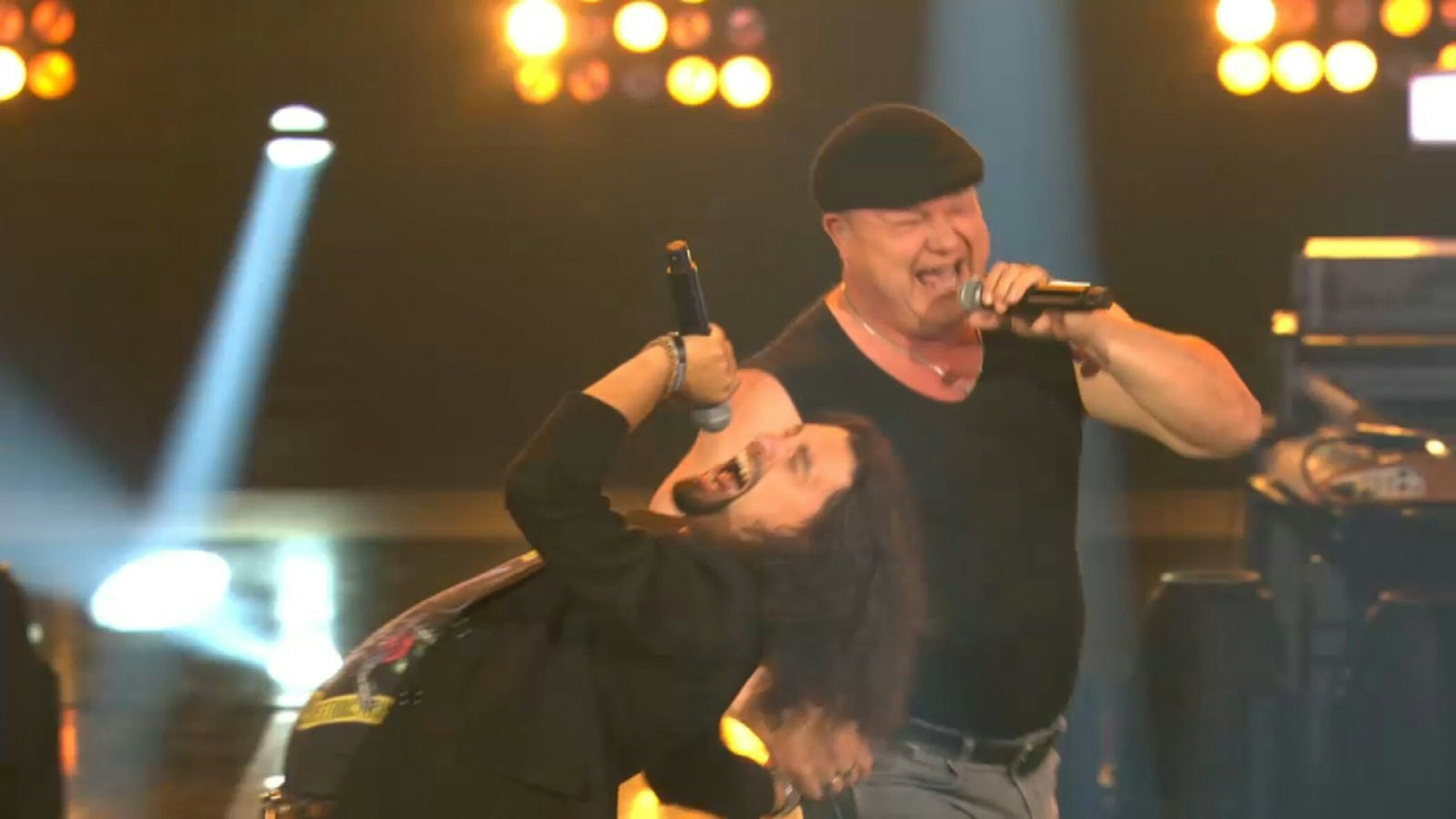 Urgewaltig: Der Mann, den sie „Keule“ trat gegen Hardrock-Sänger Tobias an. Mit dem Song „Welcome to the Jungle“ brannte die Hütte. (Bild: Joyn)