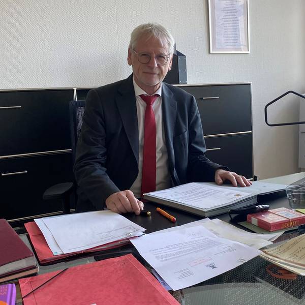 Zu sehen ist Dieter Freytag an seinem bisherigen Schreibtisch im Rathaus.