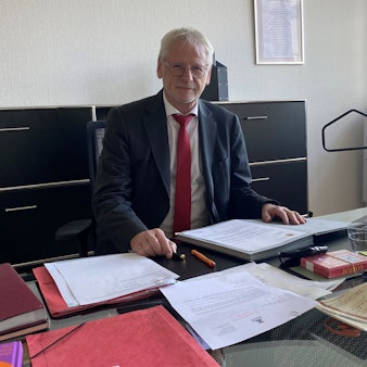 Zu sehen ist Dieter Freytag an seinem bisherigen Schreibtisch im Rathaus.