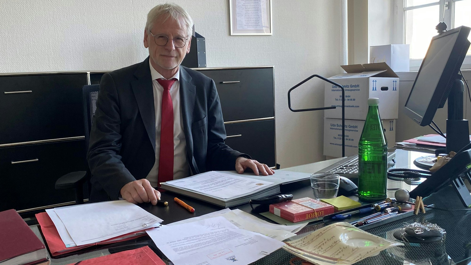 Zu sehen ist Dieter Freytag an seinem bisherigen Schreibtisch im Rathaus.