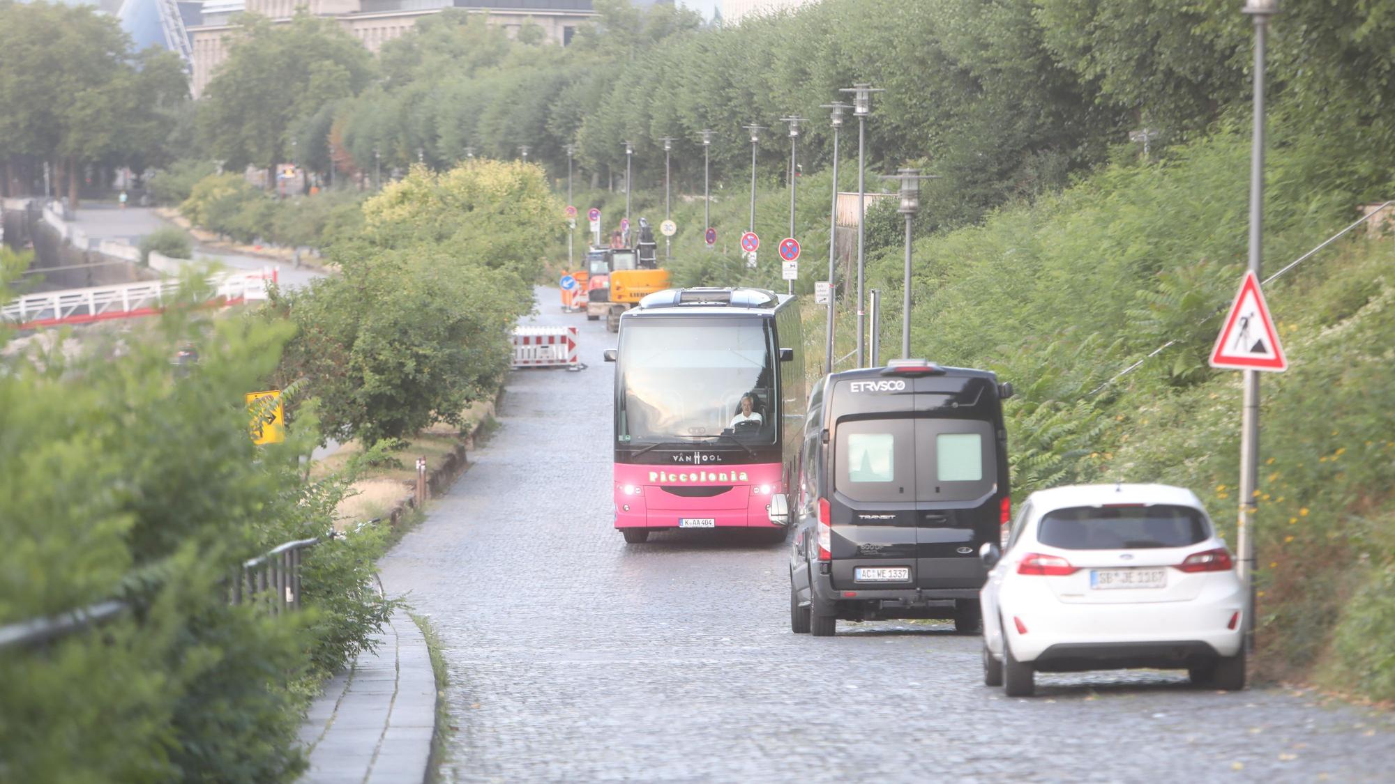 09.07.2025, Köln: Markus Klein, Inhaber des Busunternehmens Piccolonia, zeigt uns am Rheinufer, wie man mit einem Reisebus problemlos zu den Kreuzfahrtschiffen kommt. Die Stadt behauptet das Gegenteil. Foto: Arton Krasniqi