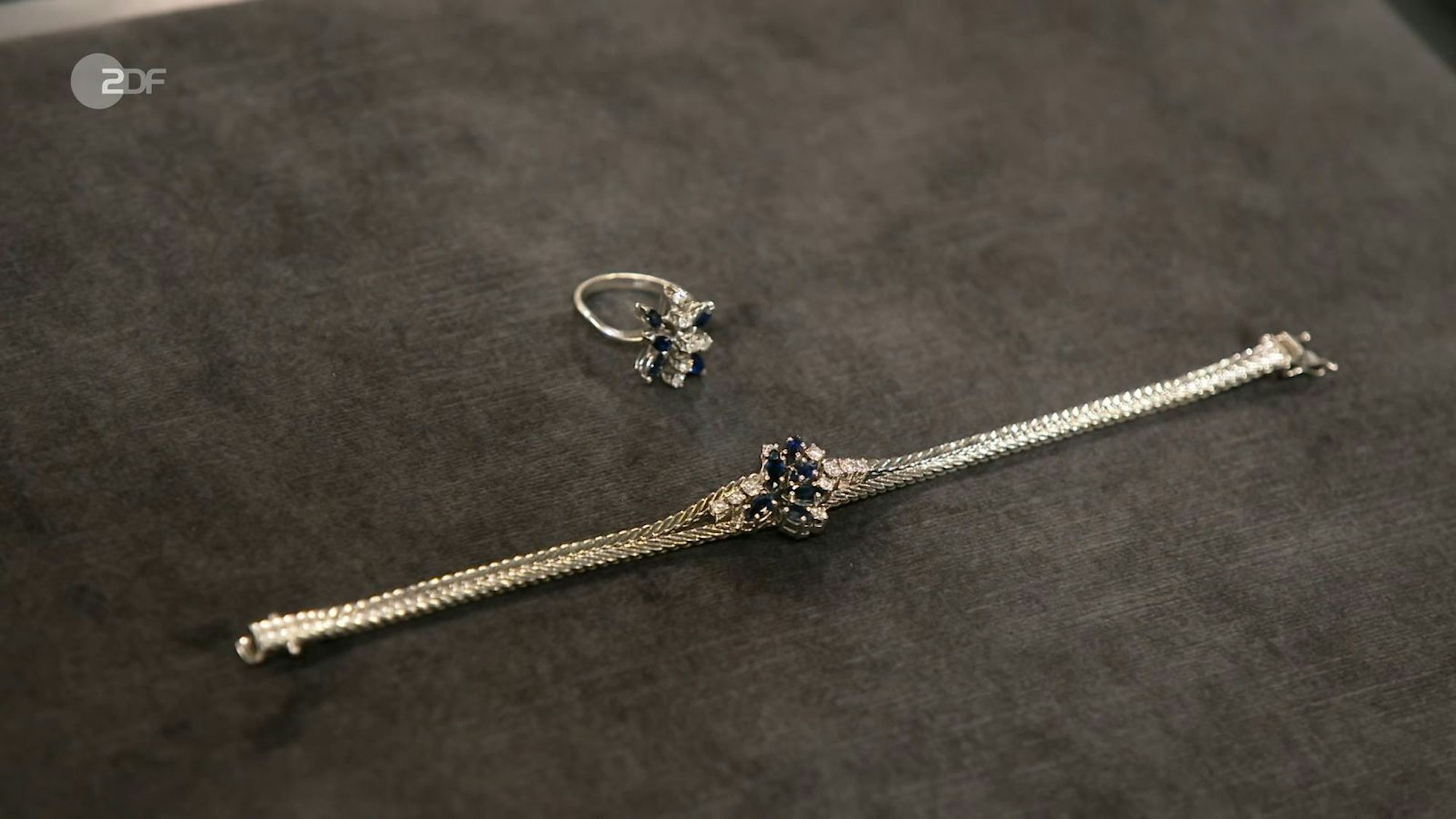 Armband und Ring aus Weißgold mit Saphiren und Brillanten aus den 1970er-Jahren wurden mit 1.500 bis 1.600 Euro bewertet. Mit ihrem Gebot von 1.800 Euro brachte Elke Velten die Konkurrenz schnell zum Schweigen.
(Bild: ZDF)