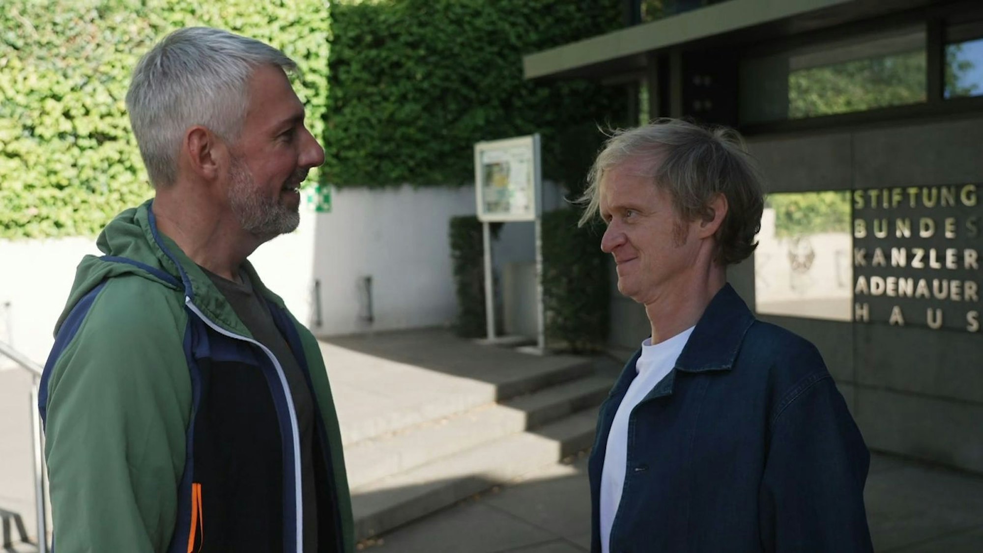 Sebastian Pufpaff (links) und Pierre M. Krause sind befreundet - und treffen in der gemeinsamen „Kurzstrecke“-Folge den richtigen Ton. (Bild: SWR)