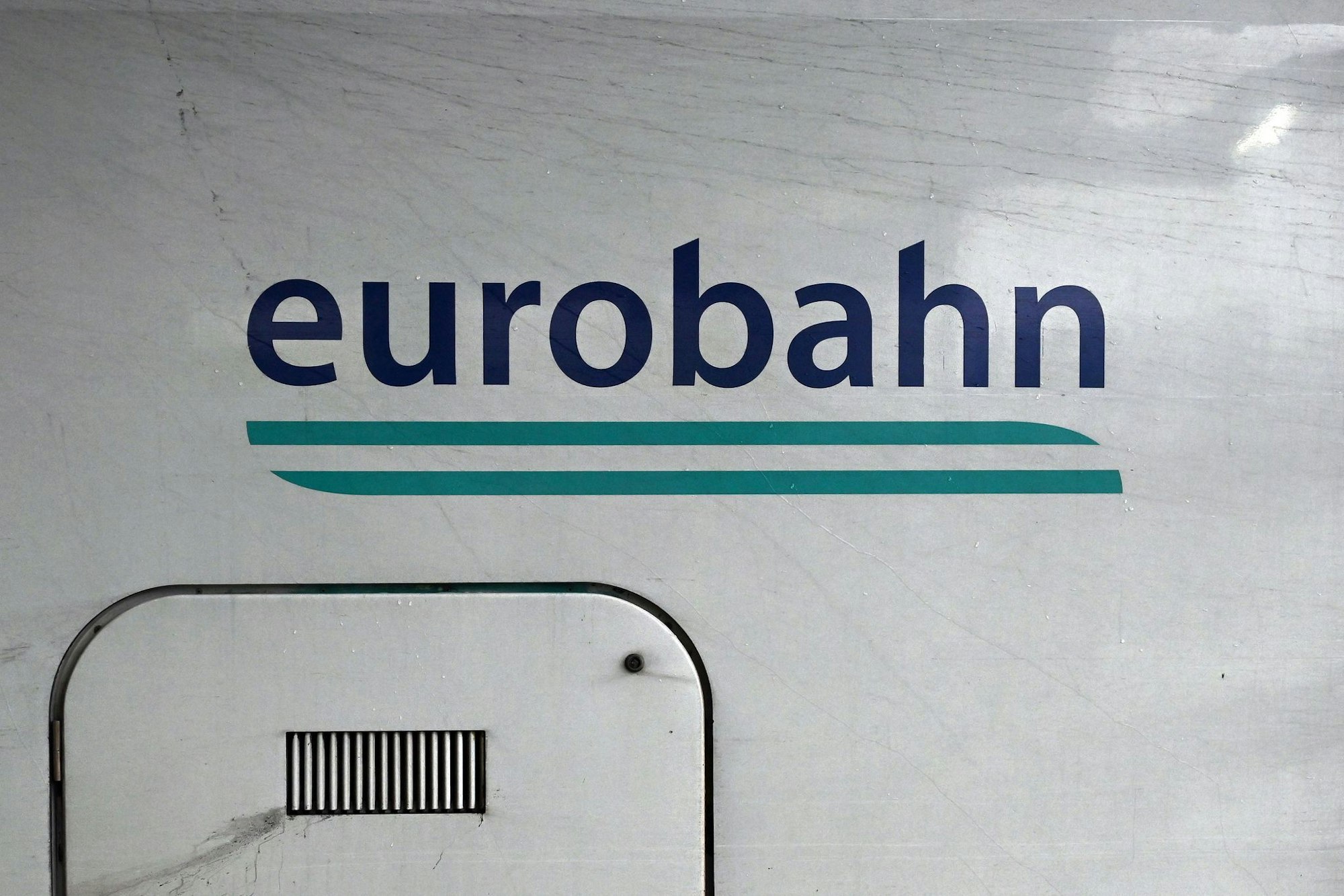 Ein Zug der Eurobahn steht in einem Hauptbahnhof. (Archivbild)