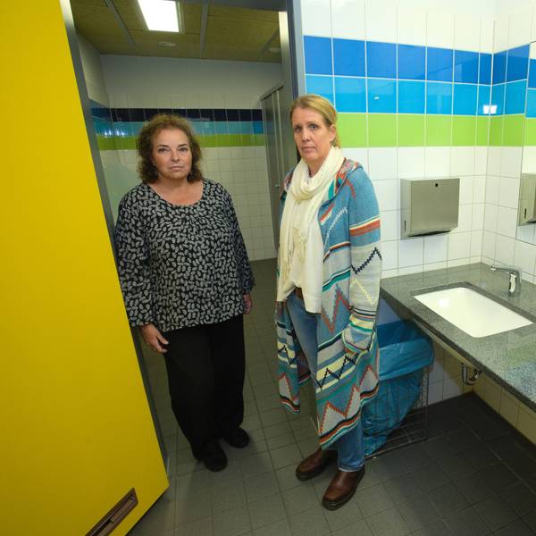Schulleiterin Claudia Lengen-Mertel (l.) und Anja Langenbeck-Bruhn hoffen, dass die neuen Anlagen pfleglich behandelt werden.