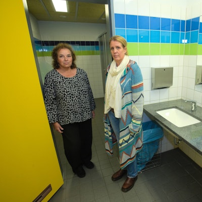 Schulleiterin Claudia Lengen-Mertel (l.) und Anja Langenbeck-Bruhn hoffen, dass die neuen Anlagen pfleglich behandelt werden.