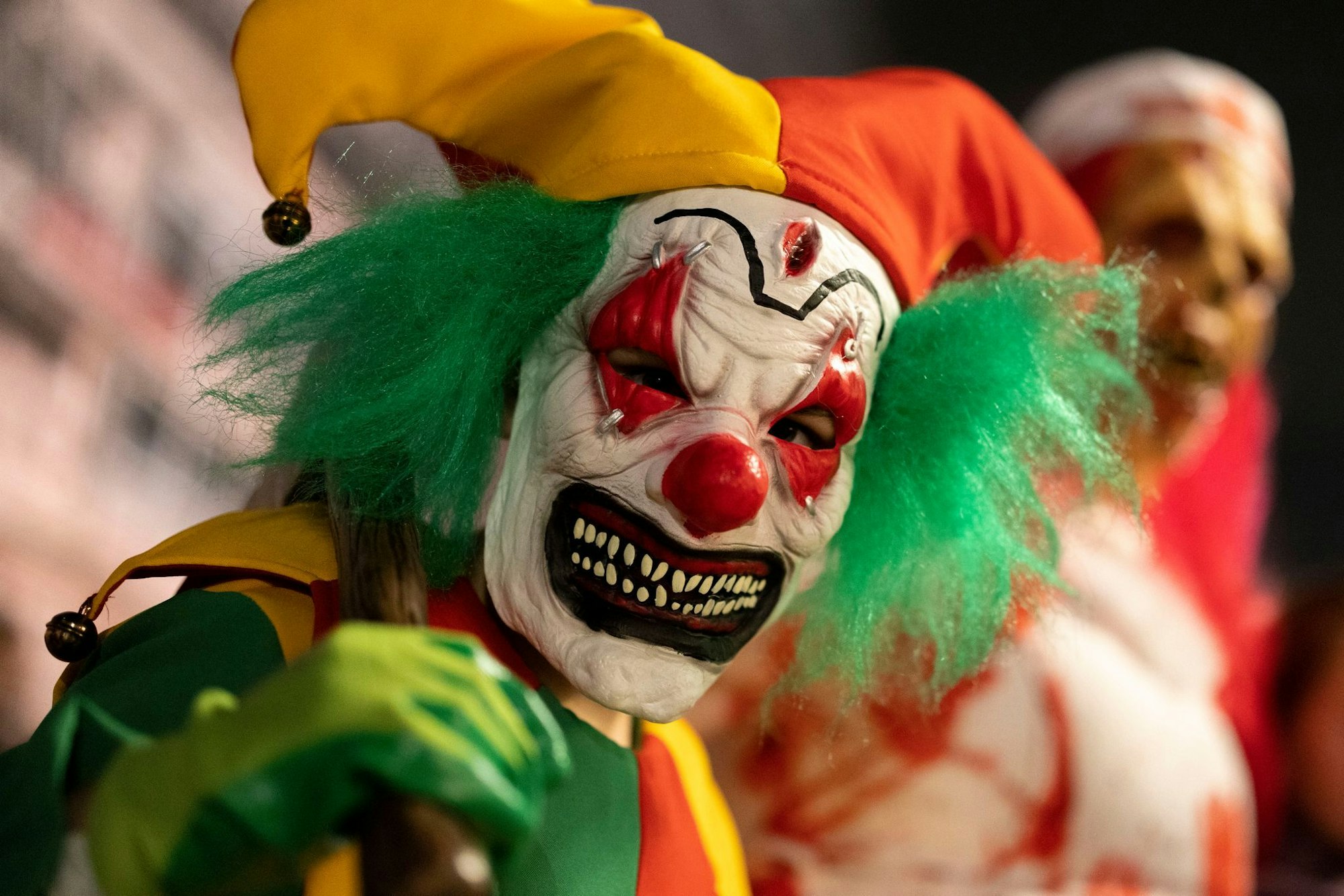 In grusligen Kostümen ziehen viele junge Menschen an Halloween durch die Straßen. (Symbolbild)