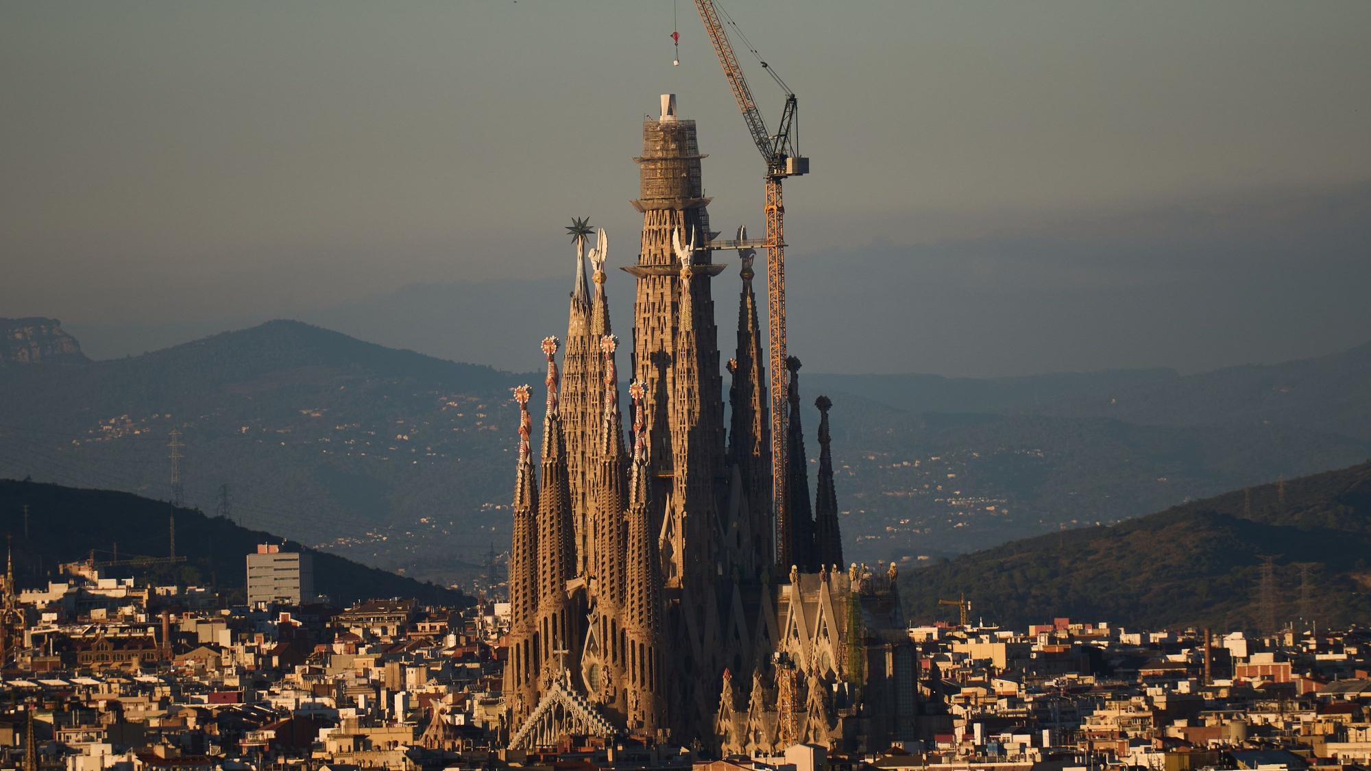 30.10.2025, Spanien, Barcelona: Blick auf die Basilika Sagrada Família, die am Donnerstag nach der Anbringung des ersten Kreuzsegments auf dem Turm Jesu Christi den höchsten Kirchturm der Welt hat. Mit einem neuen Kreuzsegment überragt die Basilika in Barcelona erstmals das Ulmer Münster.