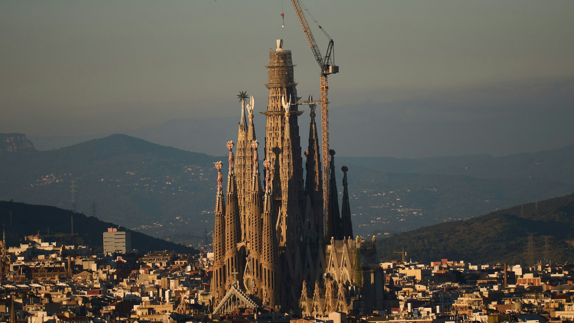 30.10.2025, Spanien, Barcelona: Blick auf die Basilika Sagrada Família, die am Donnerstag nach der Anbringung des ersten Kreuzsegments auf dem Turm Jesu Christi den höchsten Kirchturm der Welt hat. Mit einem neuen Kreuzsegment überragt die Basilika in Barcelona erstmals das Ulmer Münster.