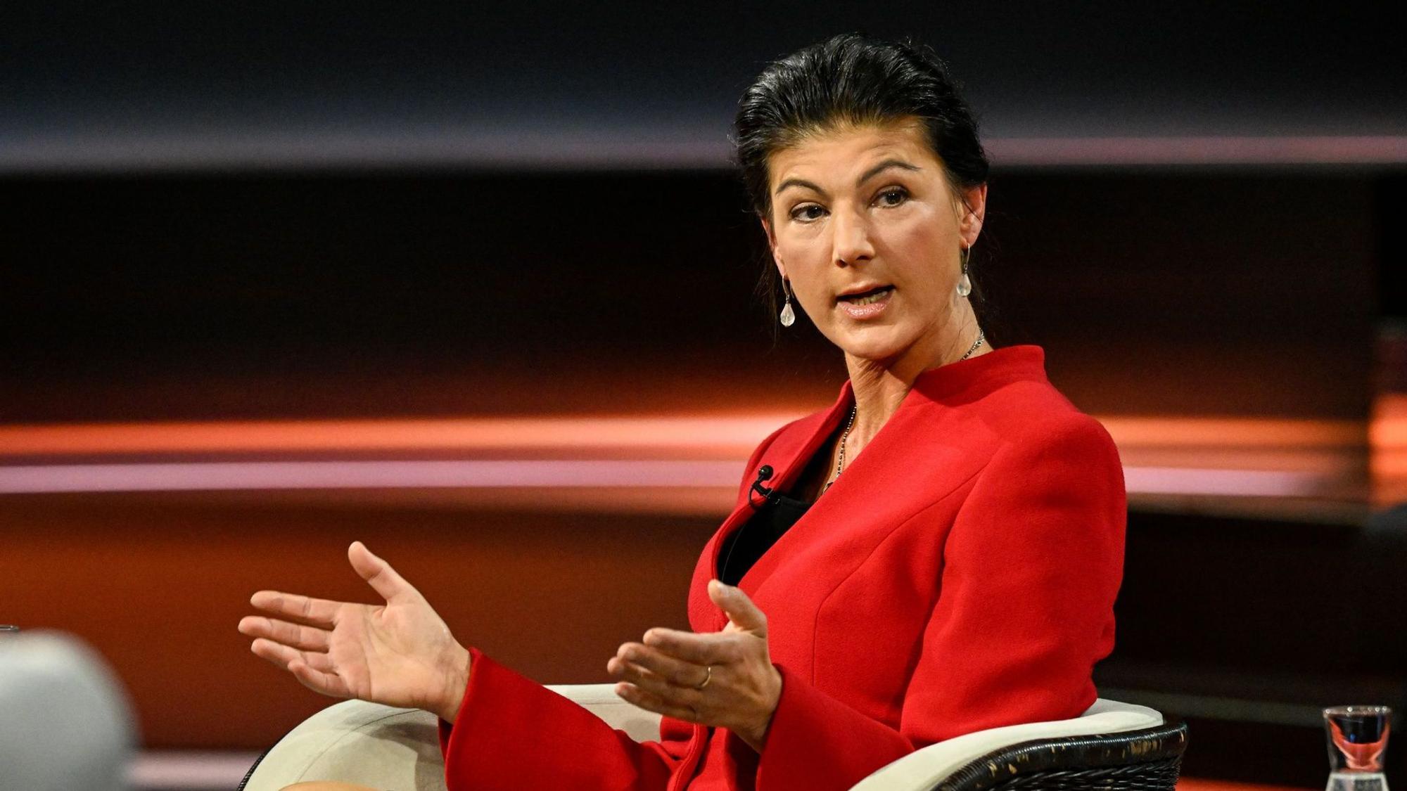 Sahra Sahra Wagenknecht war am Donnerstagabend (30. Oktober) in der ZDF-Talkshow „Markus Lanz“ zu Gast. Für ihre Worte zu Russland und der Ukraine bekommt die BSW-Chefin viel Kritik.