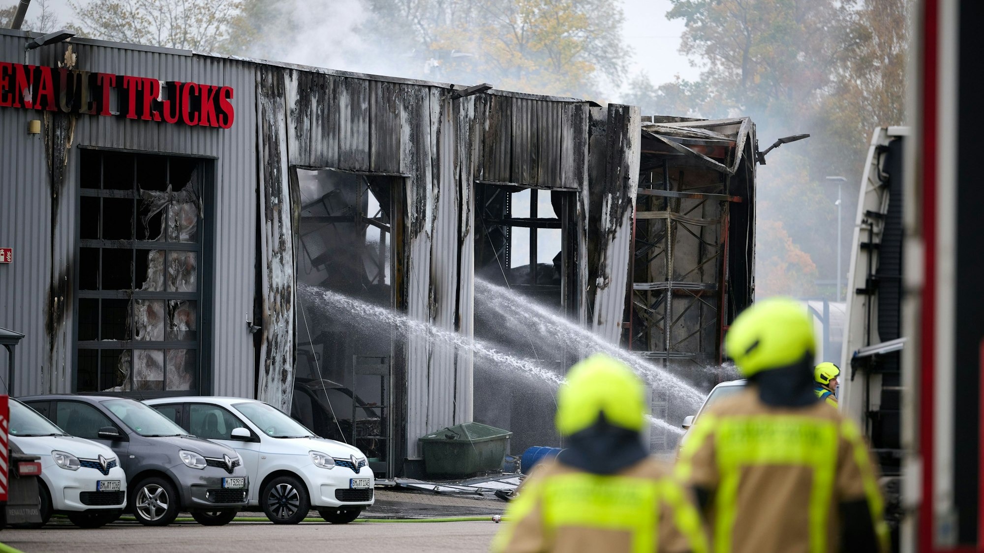 Beim Brand in einer Halle an einer Tankstelle in Castrop-Rauxel sind vier Menschen verletzt worden, zwei davon schwer.