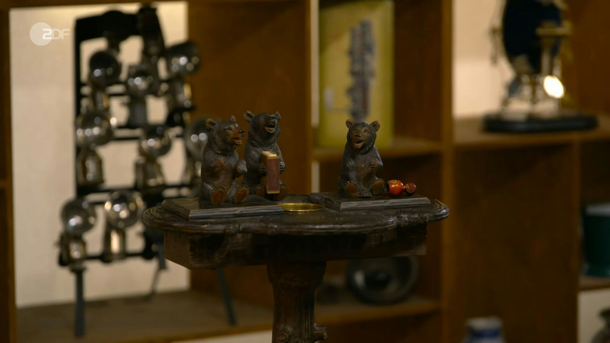 Ebenfalls kurios war der Rauchertisch mit Bären und einer Spieluhr aus der Schweiz aus den 1950er-Jahren, der bei der Expertise auf 700 bis 1.000 Euro geschätzt wurde. Friedrich Häusser zahlte 700 Euro.
(Bild: ZDF)