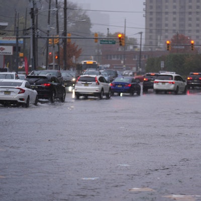 In New York, New Jersey und anderen US-Bundesstaaten haben heftige Regenfälle Chaos verursacht.