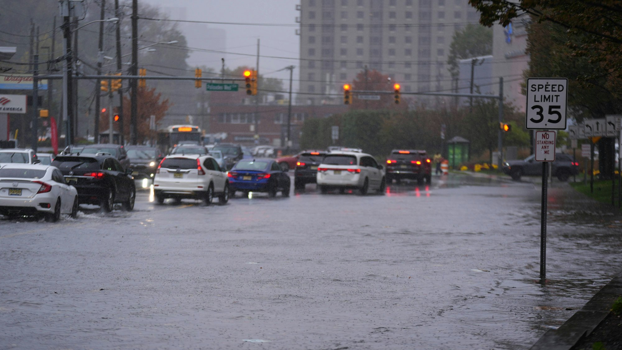 In New York, New Jersey und anderen US-Bundesstaaten haben heftige Regenfälle Chaos verursacht.