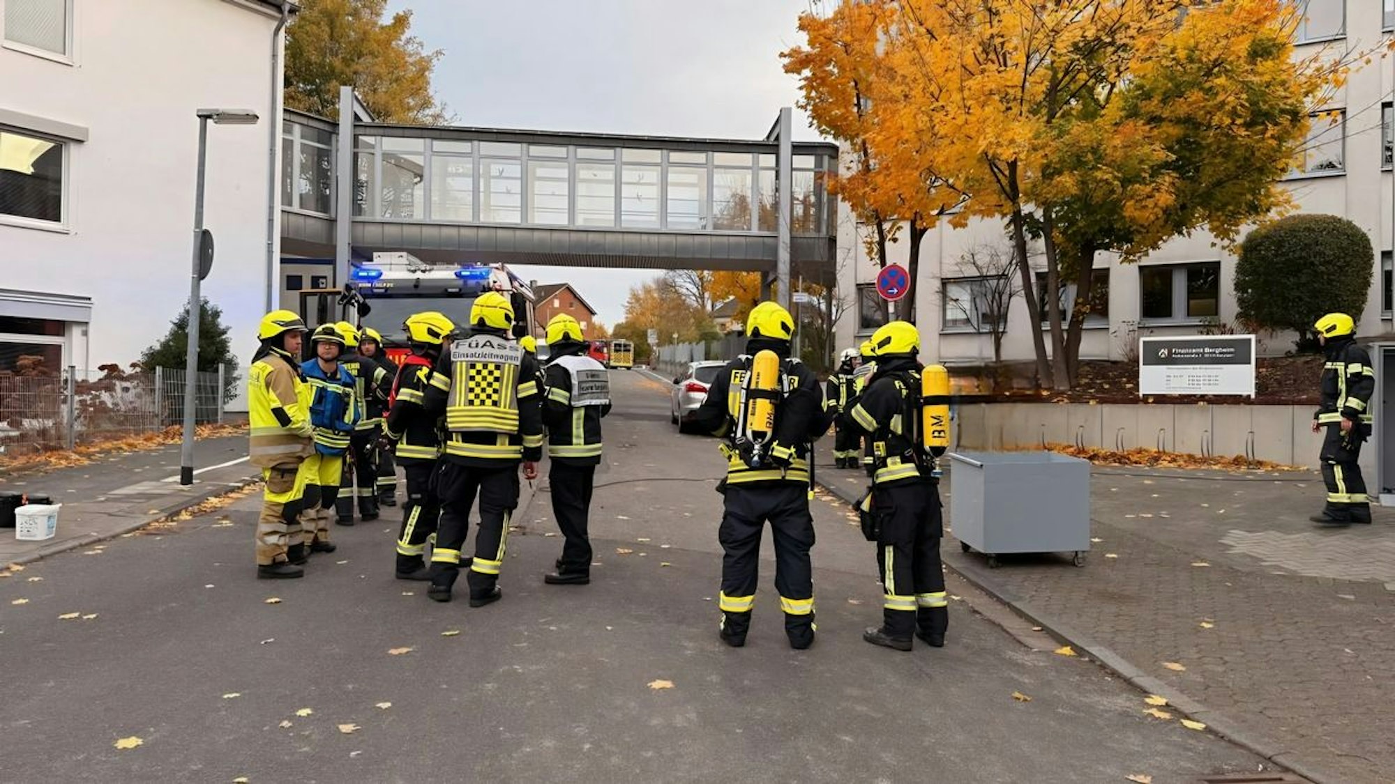 Feuerwehreinsatz am Finanzamt Bergheim wegen verkippter Substanz (Symbolfoto)