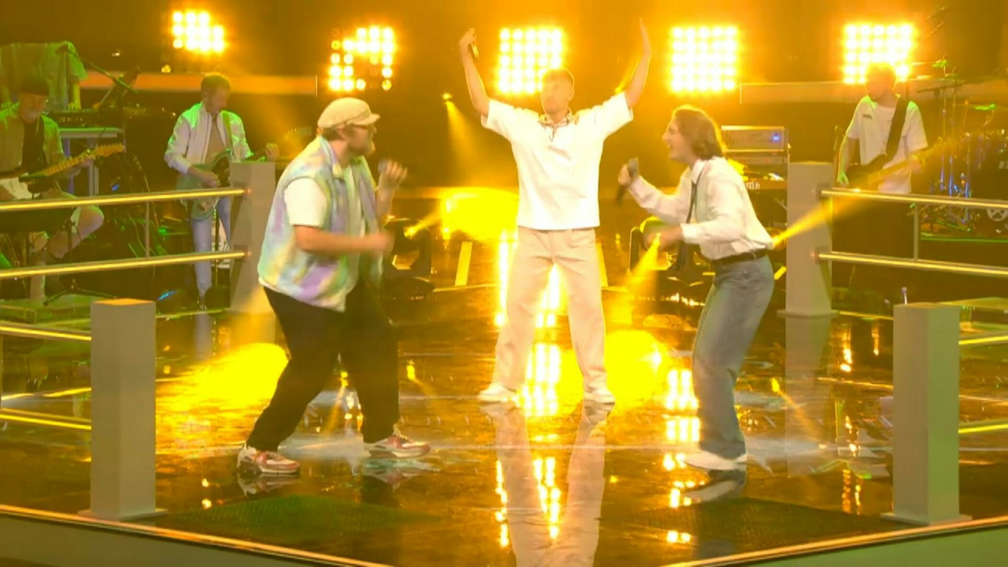 Dustin musste sich mit den Allstars Maël & Jonas messen. Könnte man den Song „Au Revoir“ nicht ein wenig missverstehen, als zynischen Abschiedsgruß etwa? (Bild: Joyn)