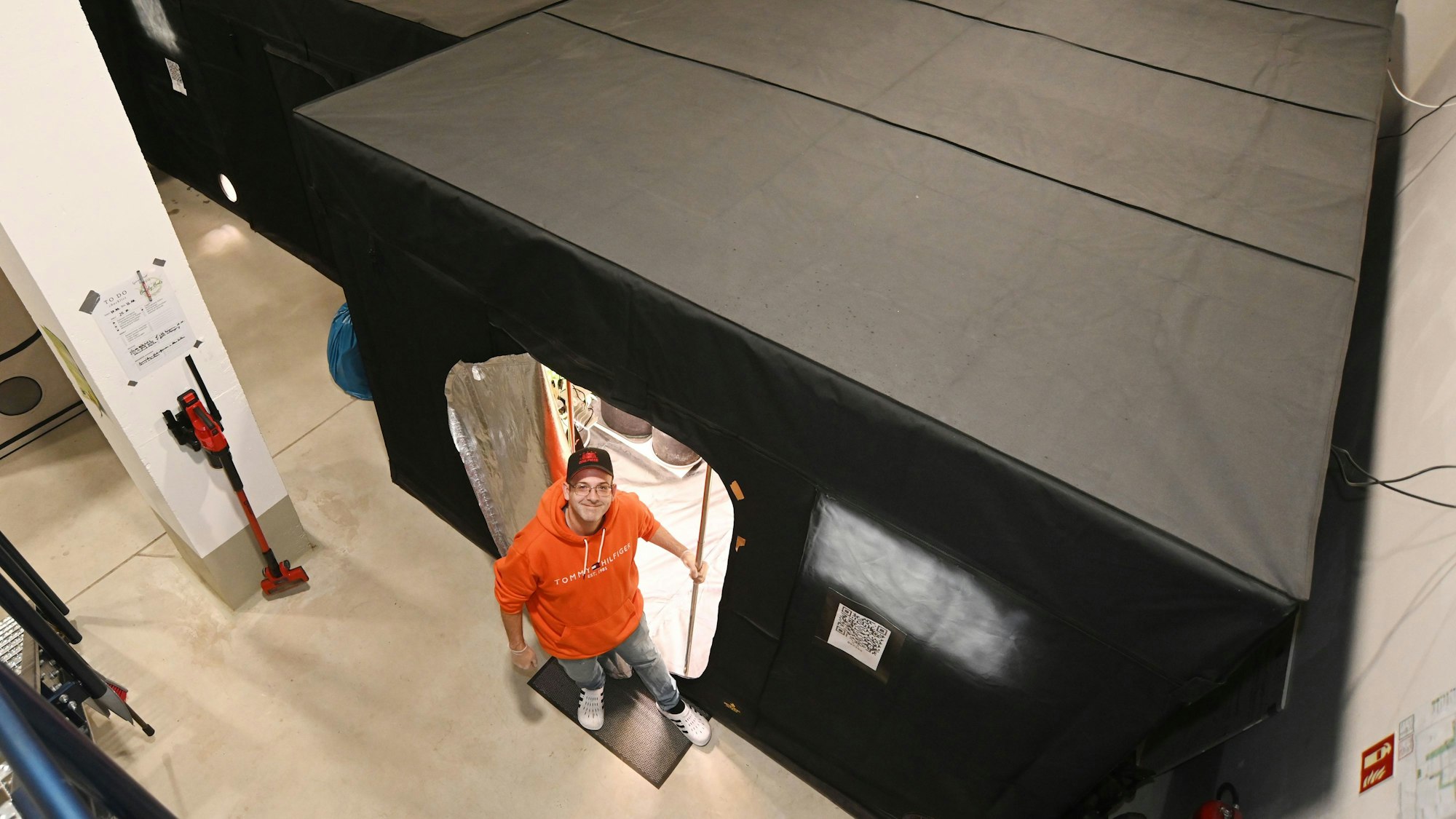 Philip Meurer vor einem der sechs Zelte in der Anbauhalle.