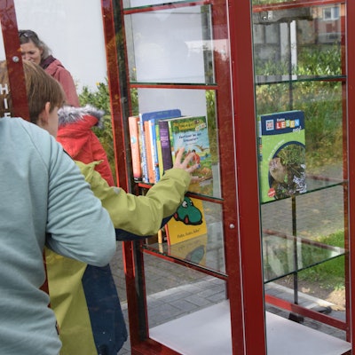 Vor der Katholischen Kirche Zur Heiligen Familie in Köln-Höhenhaus steht nun ein Bücherschrank, der vor allem für Kinder sein soll.
