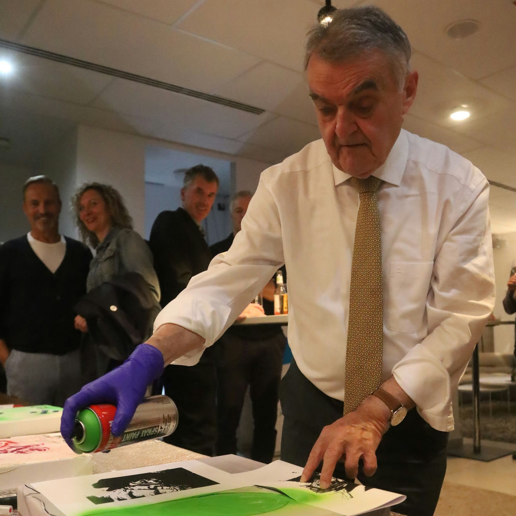 Für die Kunst griff Herbert Reul unter anderem auch zur Sprühdose