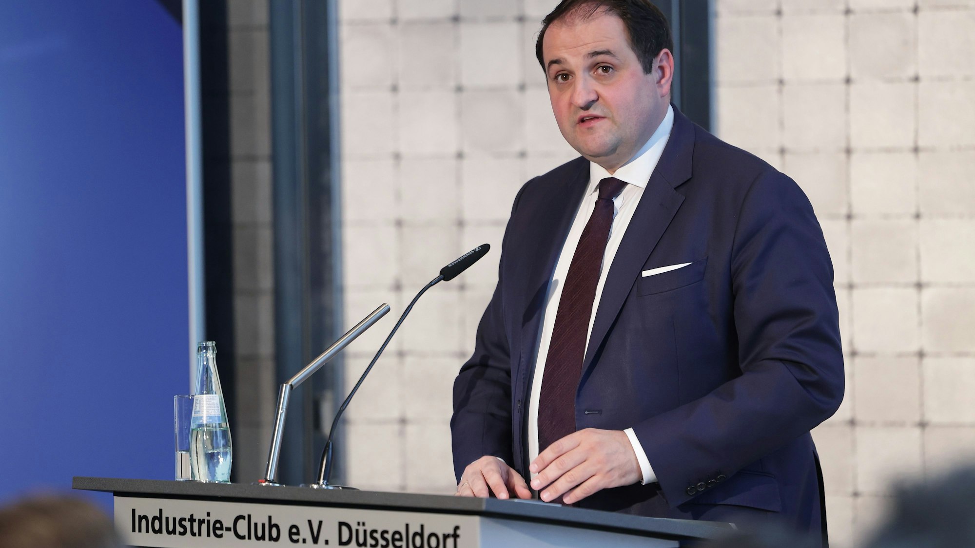 Nathanael Liminski (CDU), Minister für Bundes- und Europaangelegenheiten in Nordrhein-Westfalen, bei einer Rede im Industrie-Club. (Archivbild)