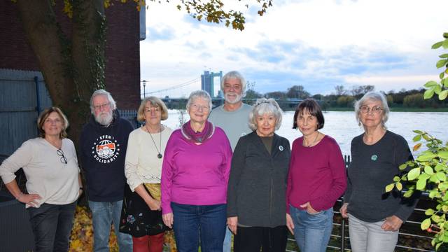 Grannies for Future stellen sich in Köln-Mülheim vor.