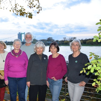 Grannies for Future stellen sich in Köln-Mülheim vor.