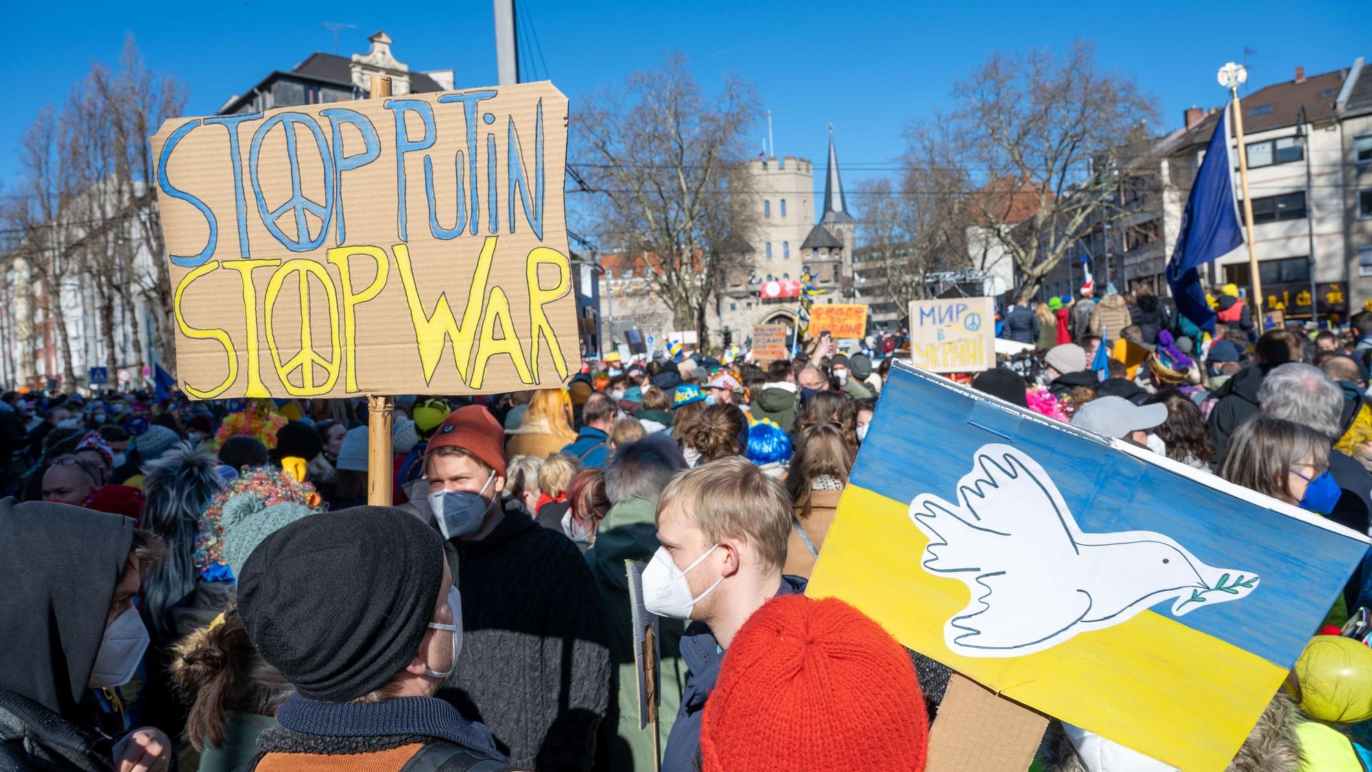 Die Friedensdemo des Festkomitees auf dem Zugweg des Rosenmontagszugs am 28. Februar 2022.