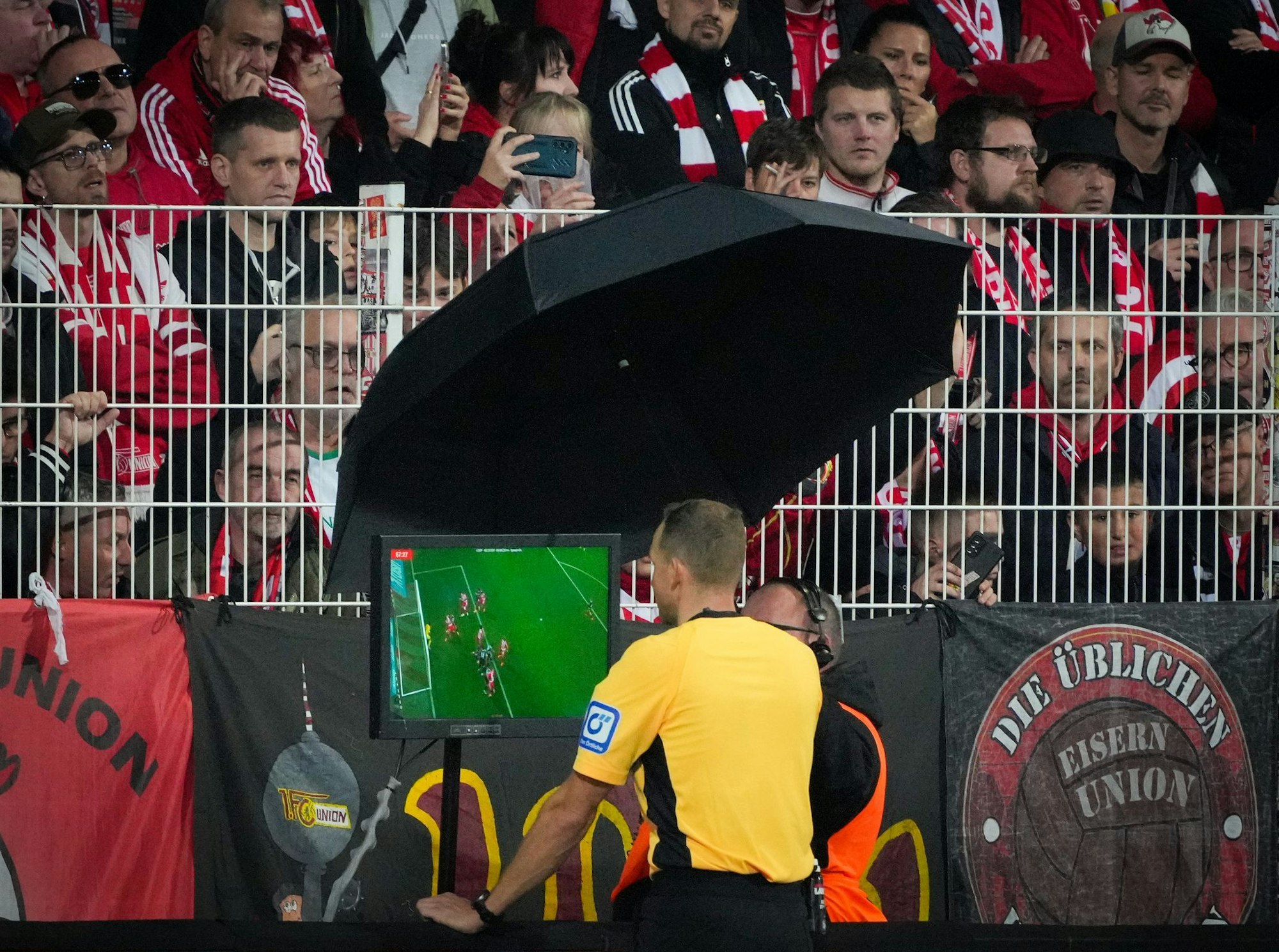 Schiedsrichter Storks studiert die Videobilder nach einem Union-Tor.