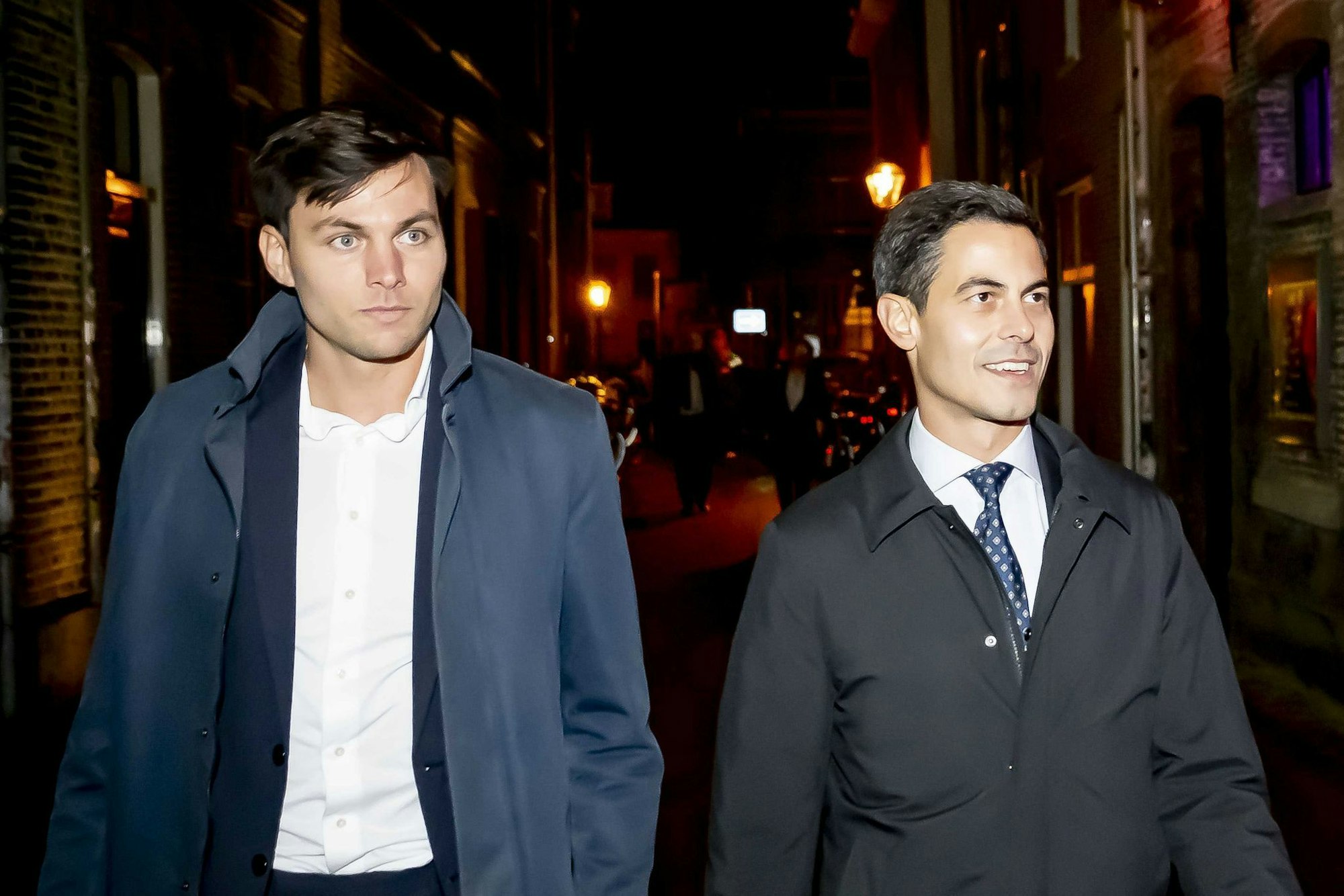 Rob Jetten (r), Vorsitzender der Partei D66, trat am Wahlabend mit seinem Verlobten Nicolás Keenan auf.