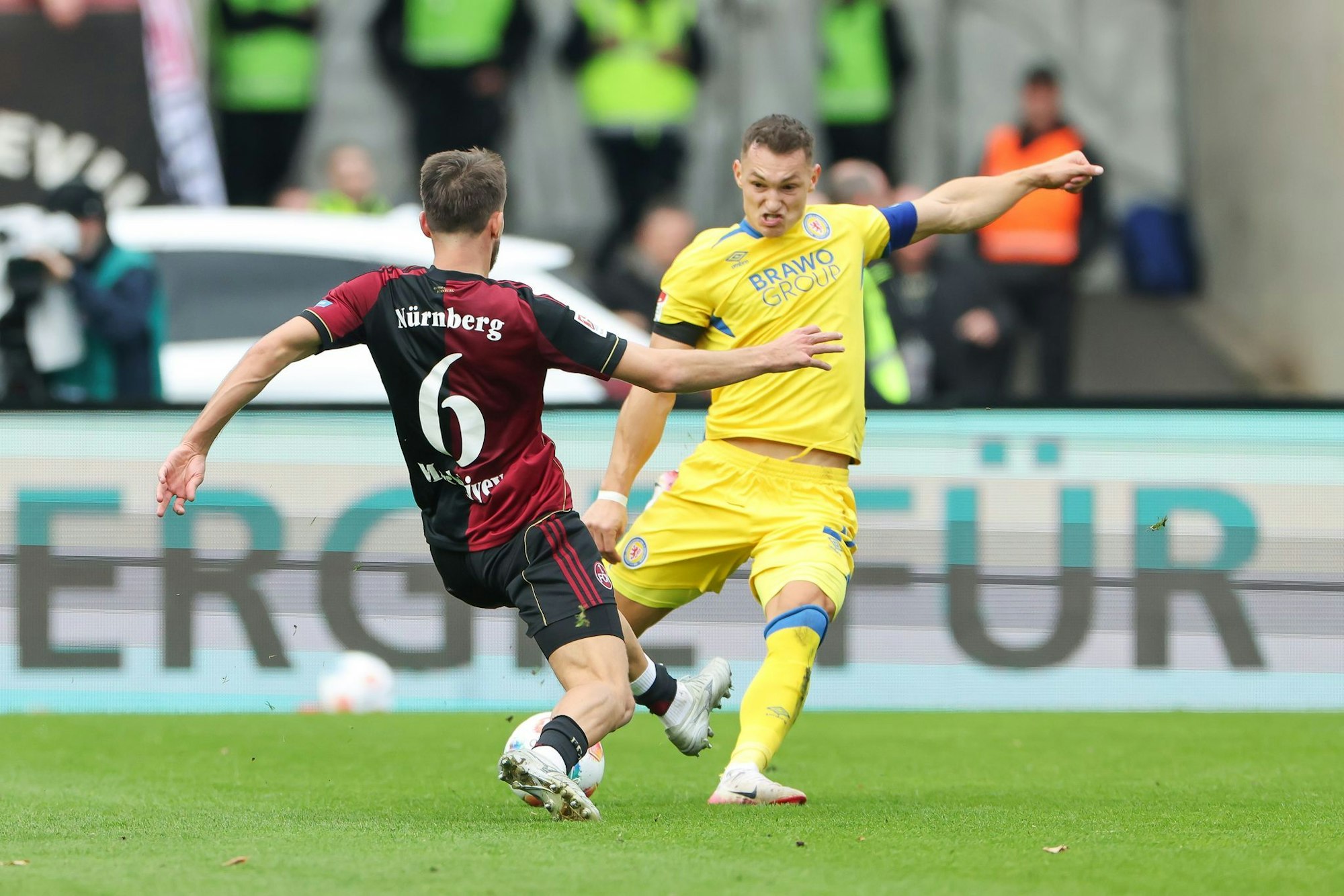 In den Zweikämpfen ging es zur Sache, hier von Nürnbergs Adam Markhiev (l) mit gestrecktem Bein gegen Sven Köhler.