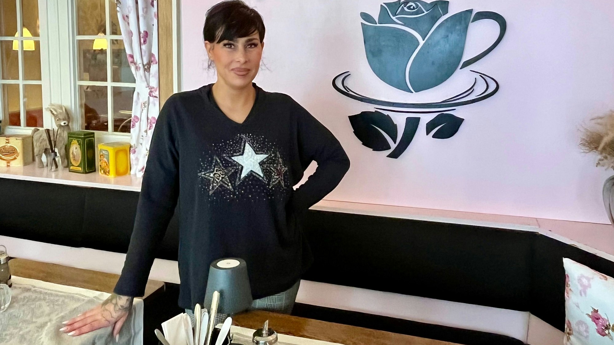 Evelina Bennardo, Betreibern des „Rosa Caffé“ am Markt in Brühl, will abends ihre Räumlichkeiten in eine Taverne verwandeln.